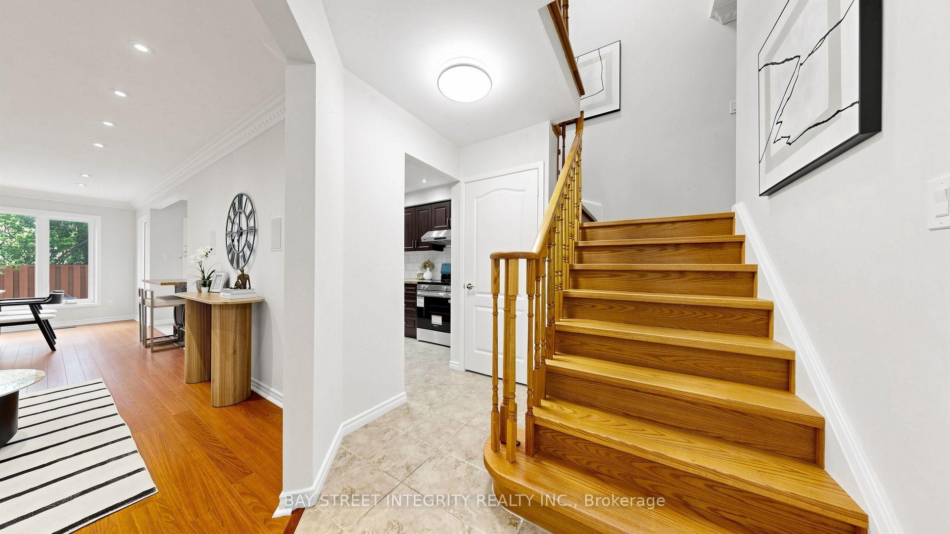 Photo 19 of 41 Jonathan Gate, Vaughan, Crestwood-Springfarm-Yorkhill — HOMEH