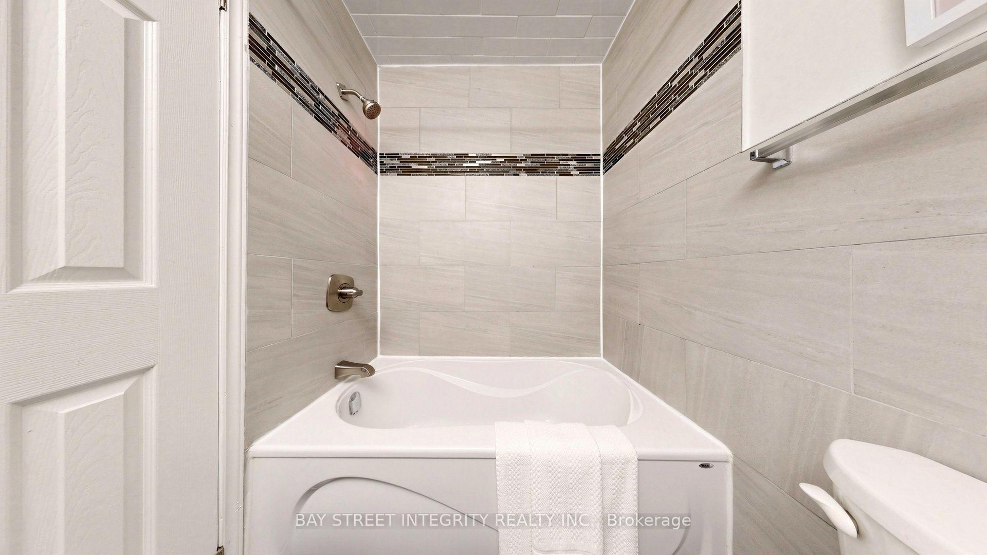 Photo 39 of 41 Jonathan Gate, Vaughan, Crestwood-Springfarm-Yorkhill — HOMEH