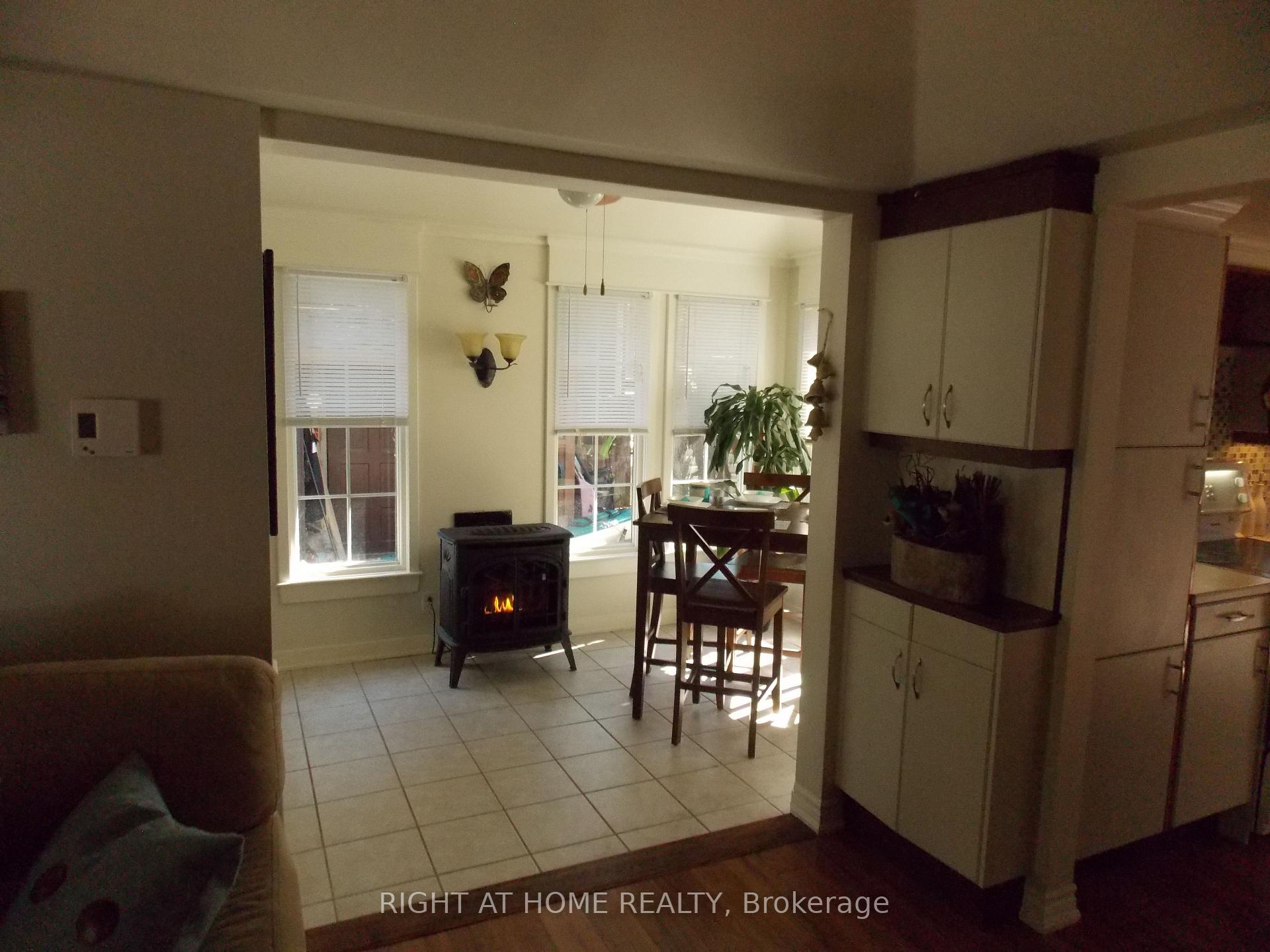 Photo 2 of 10 Rosehill Drive, Whitchurch-Stouffville, Rural Whitchurch-Stouffville — HOMEH
