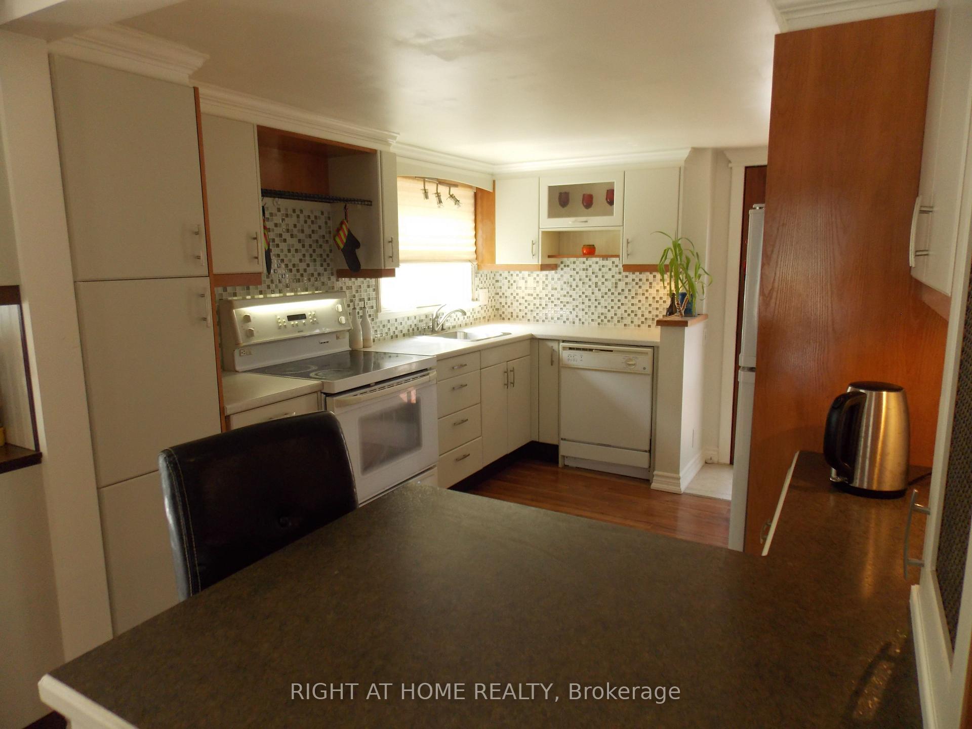 Photo 3 of 10 Rosehill Drive, Whitchurch-Stouffville, Rural Whitchurch-Stouffville — HOMEH