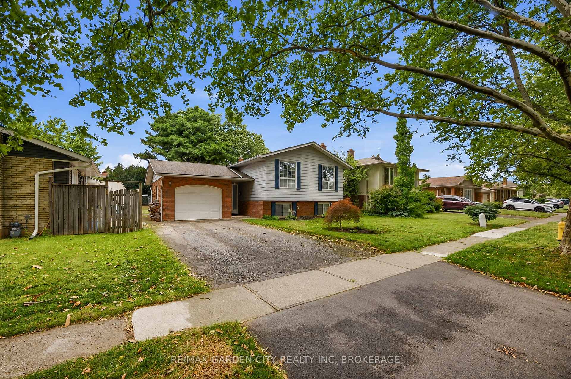 Photo 3 of 11 Kimbermount Drive, St. Catharines, Lakeshore — HOMEH