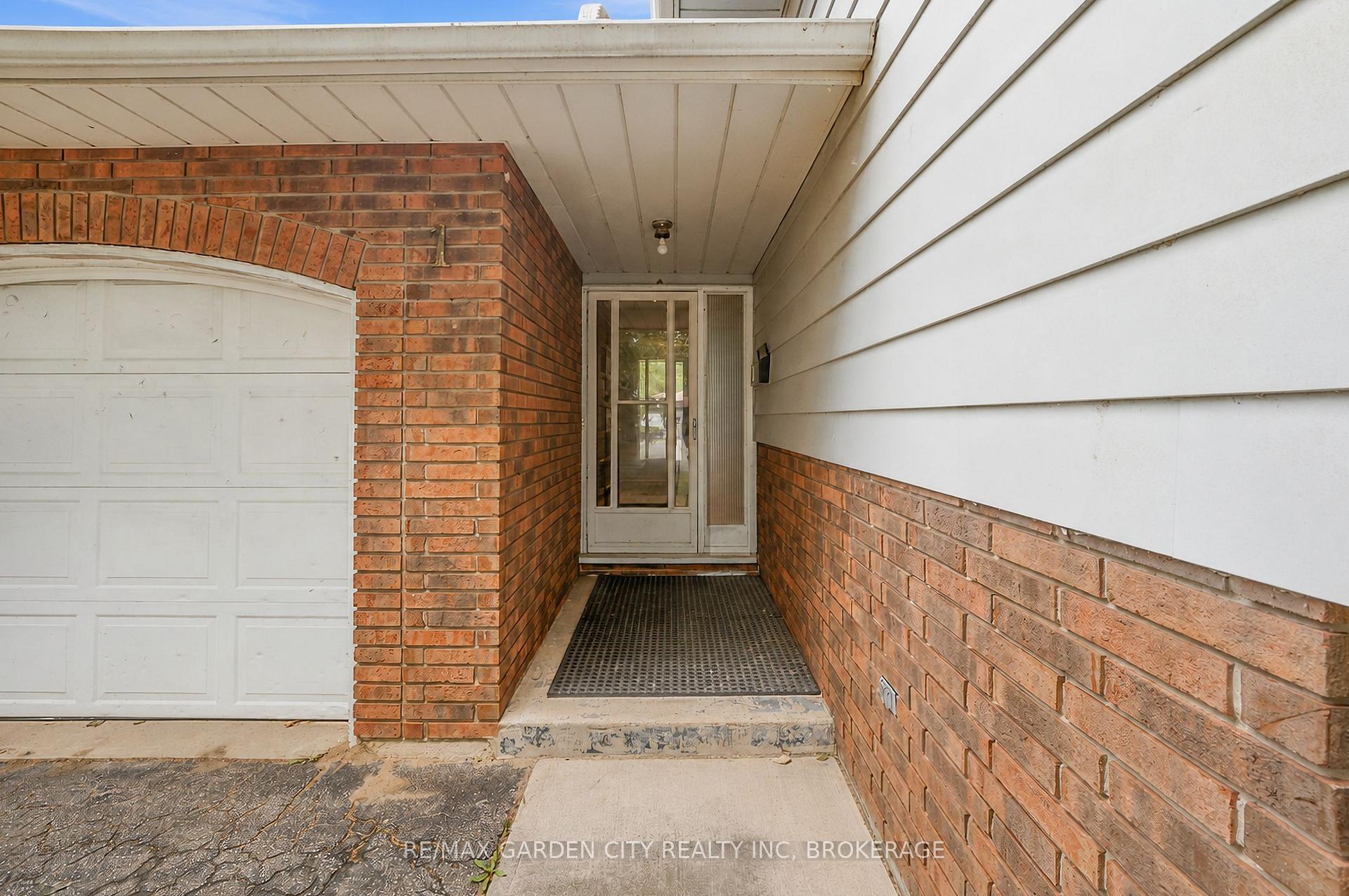 Photo 5 of 11 Kimbermount Drive, St. Catharines, Lakeshore — HOMEH