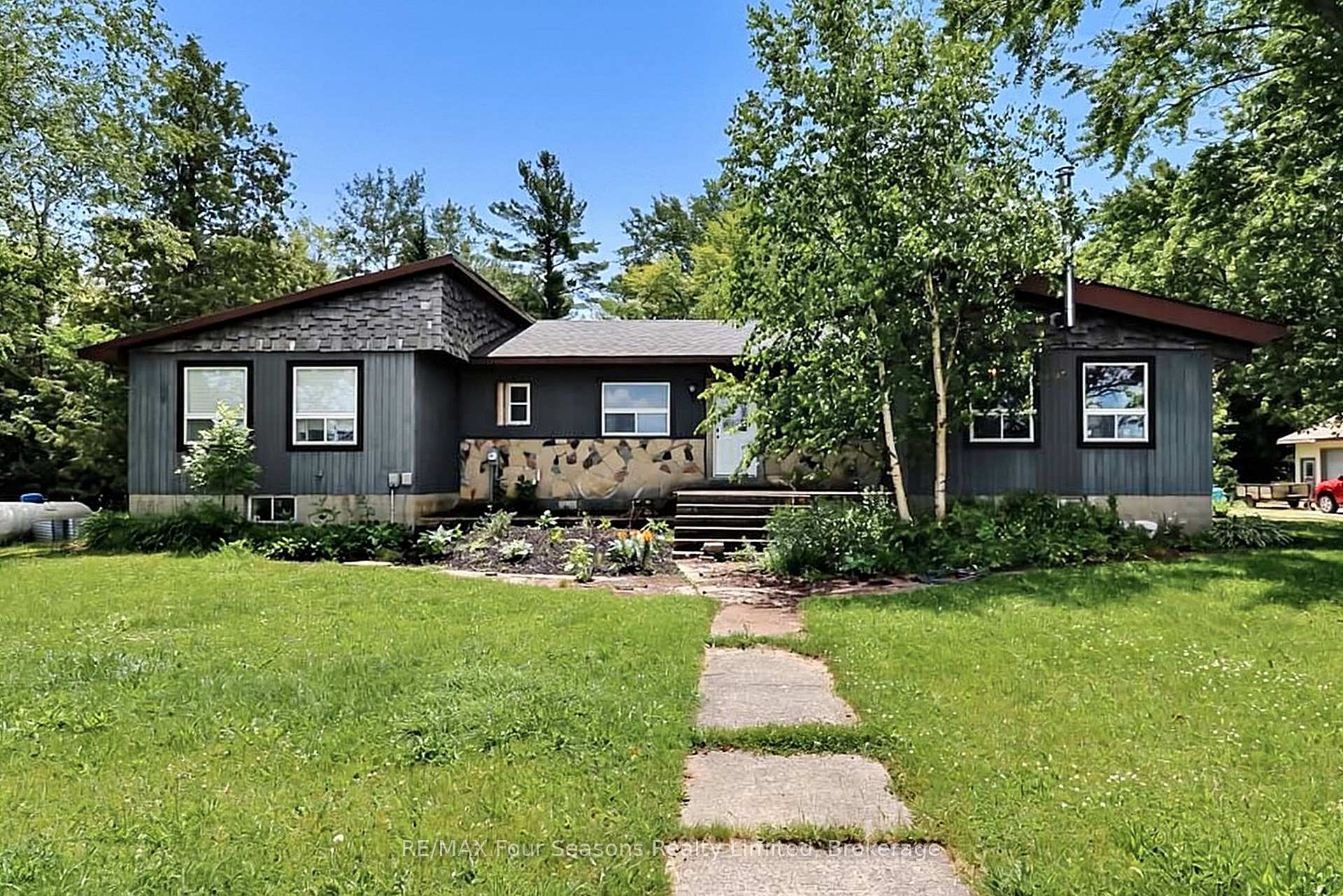 Photo 2 of 7363 Sideroad 33 34 Road, Clearview, Rural Clearview — HOMEH