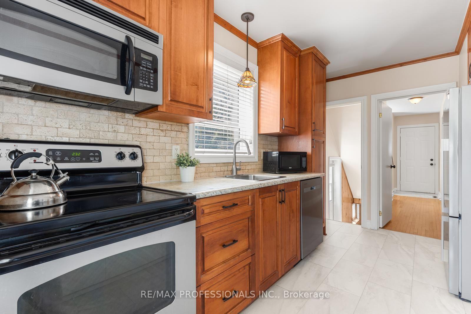 Photo 17 of 21 Brendwin Road, Toronto, Rockcliffe-Smythe — HOMEH