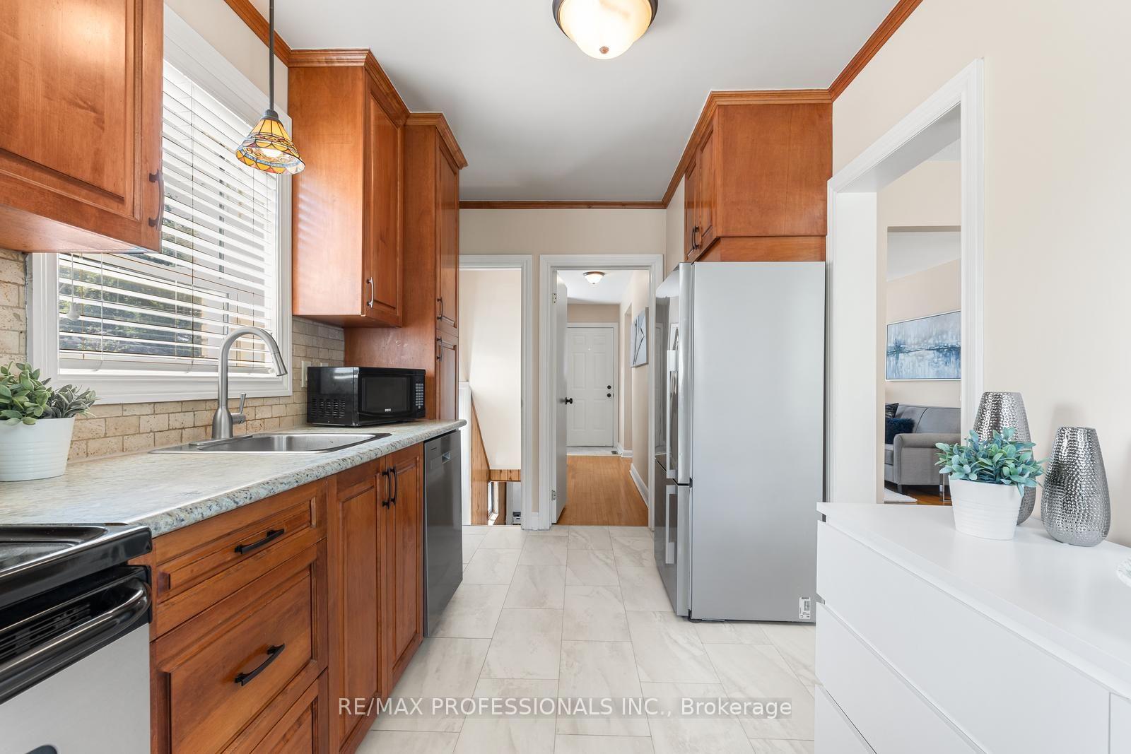 Photo 18 of 21 Brendwin Road, Toronto, Rockcliffe-Smythe — HOMEH