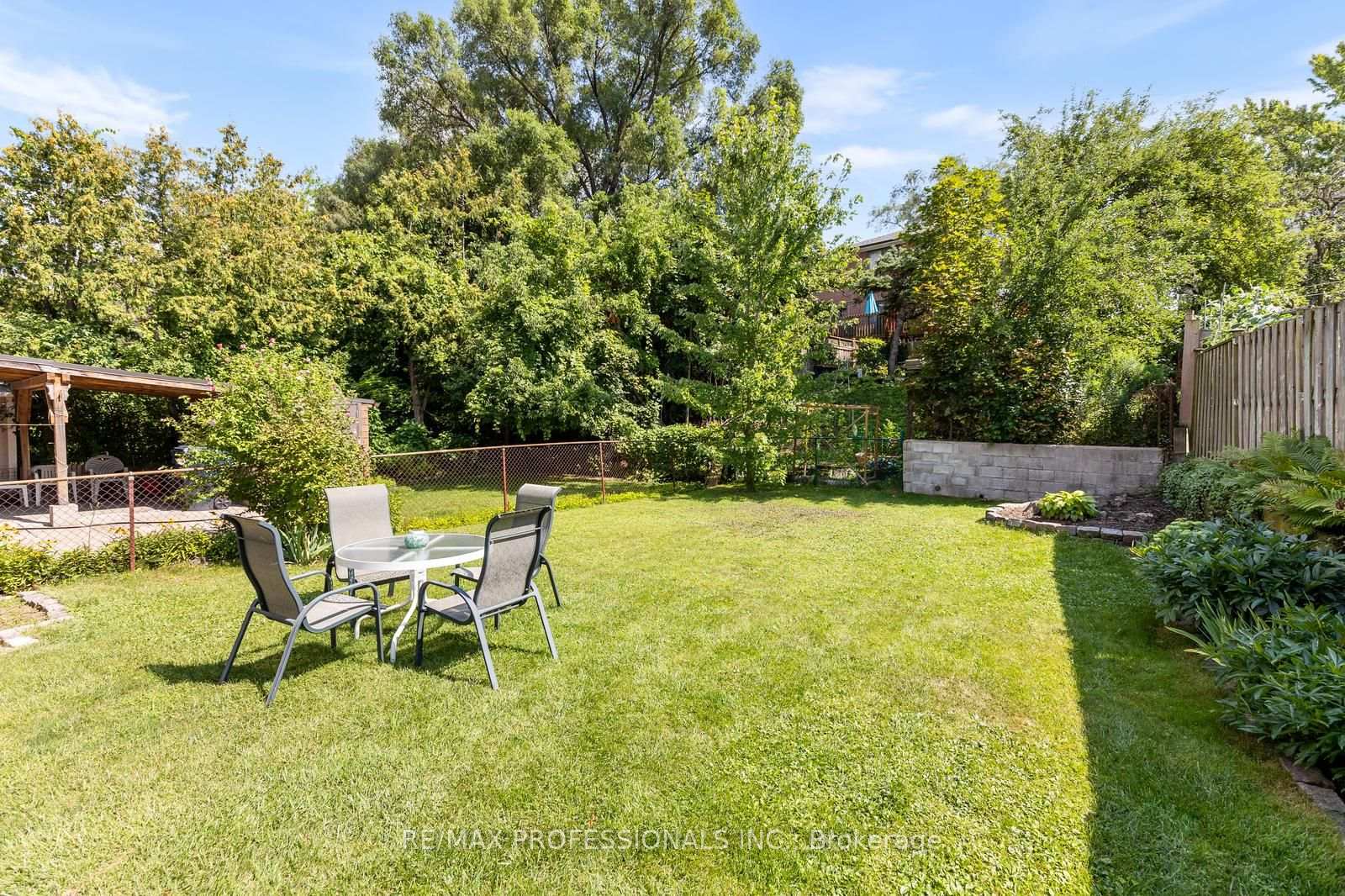 Photo 32 of 21 Brendwin Road, Toronto, Rockcliffe-Smythe — HOMEH