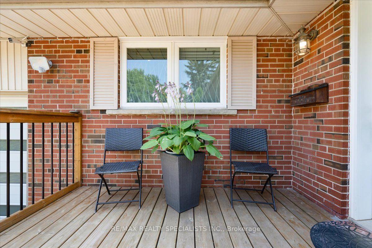 Photo 2 of 63 Suburban Drive, Mississauga, Streetsville — HOMEH