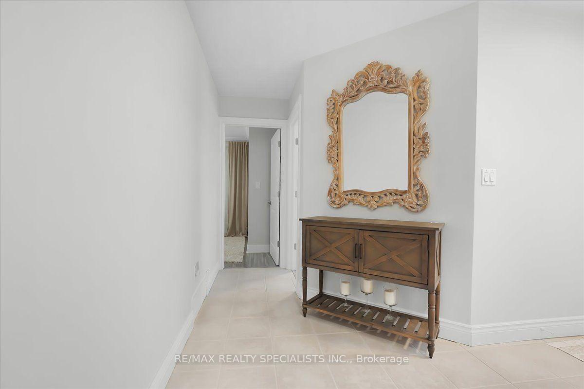 Photo 4 of 63 Suburban Drive, Mississauga, Streetsville — HOMEH