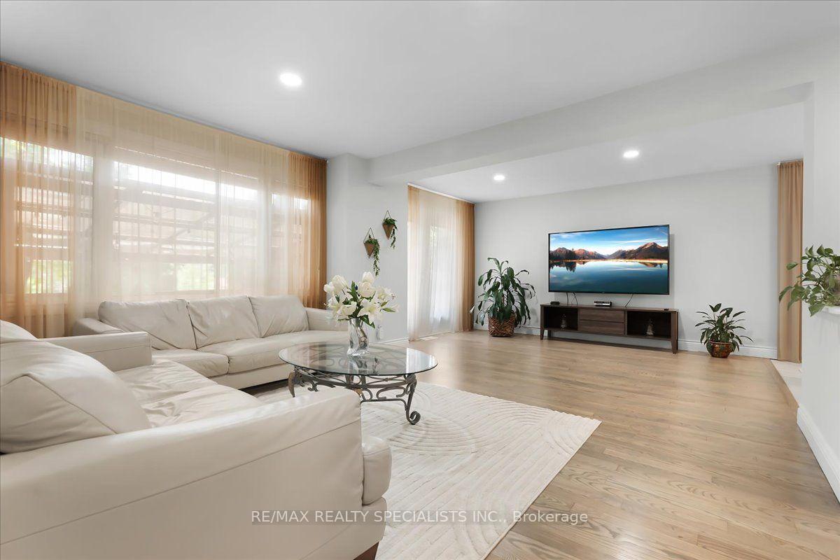 Photo 6 of 63 Suburban Drive, Mississauga, Streetsville — HOMEH