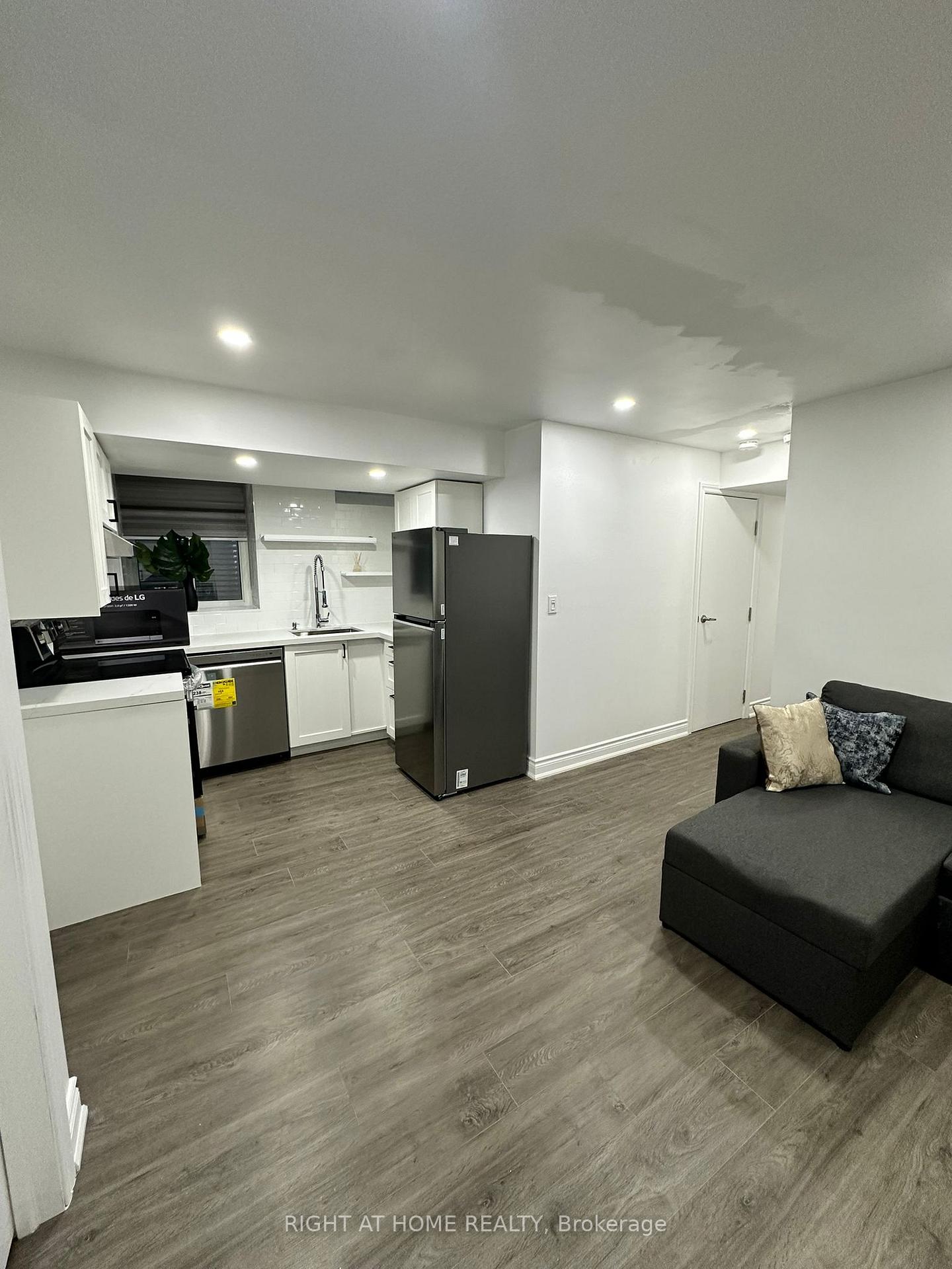 Photo 2 of 97 Forest Edge Crescent, East Gwillimbury, Holland Landing — HOMEH