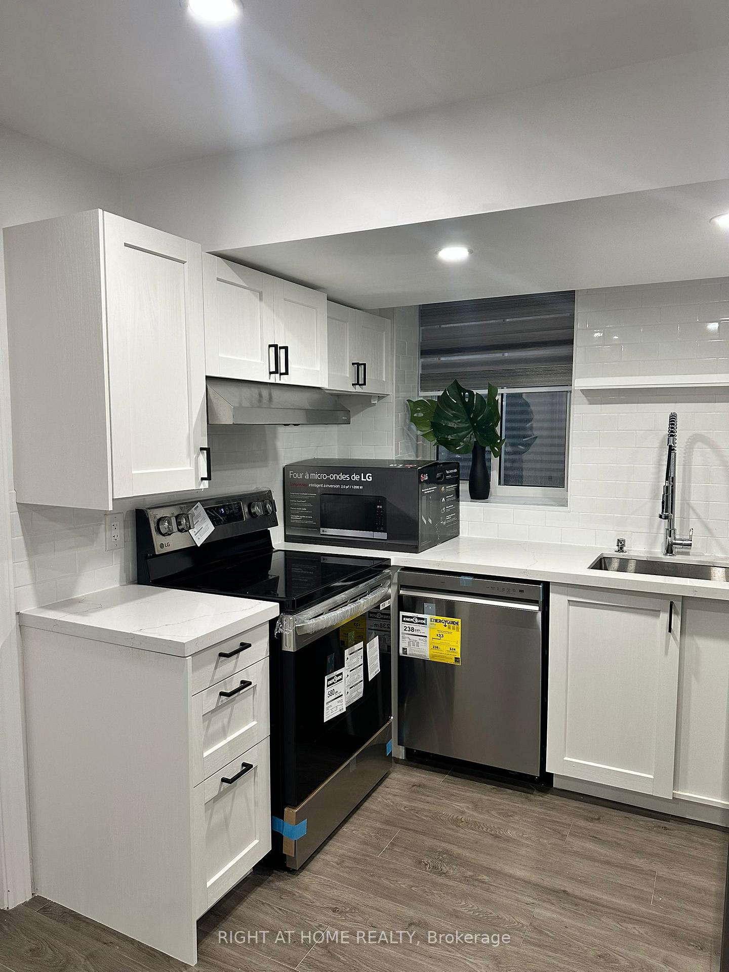 Photo 7 of 97 Forest Edge Crescent, East Gwillimbury, Holland Landing — HOMEH