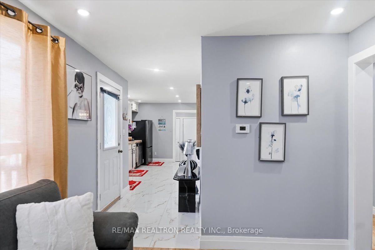 Photo 4 of 25 Simcoe Street, Orillia — HOMEH