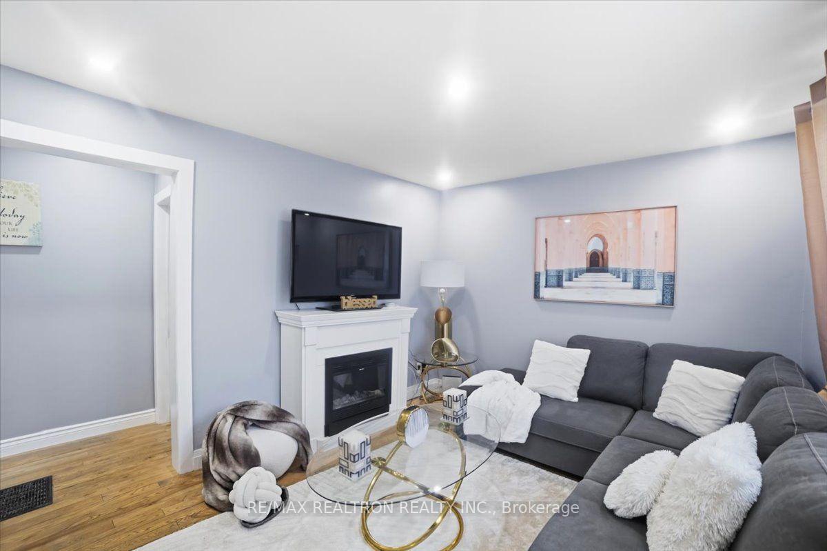 Photo 10 of 25 Simcoe Street, Orillia — HOMEH