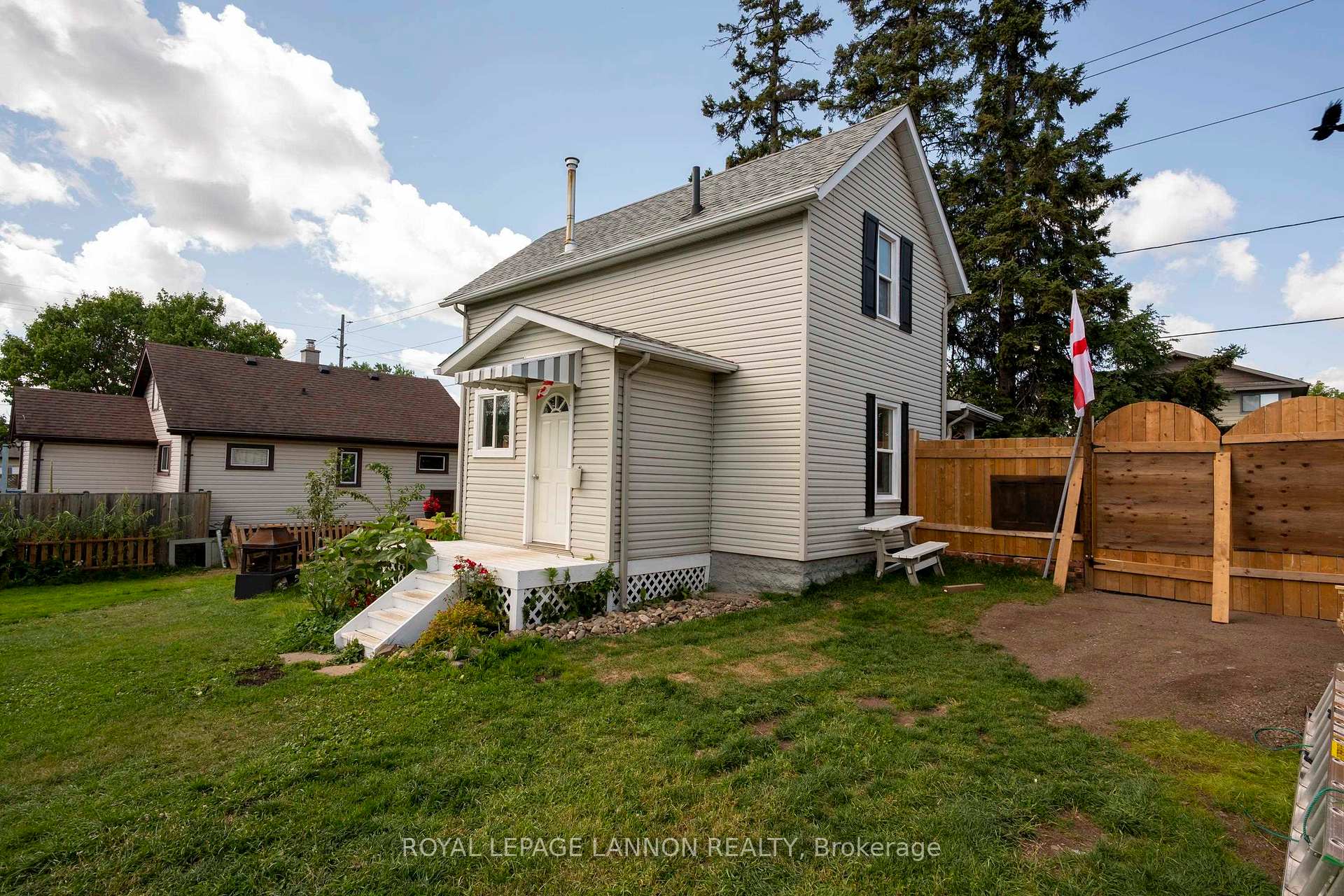 Photo 15 of 73 Empress Ave N, Thunder Bay, College Heights — HOMEH