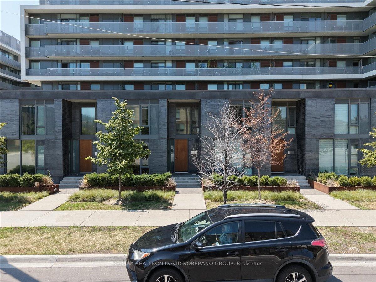 Photo 2 of Unit 4, 112 Varna Drive, Toronto, Englemount-Lawrence — HOMEH
