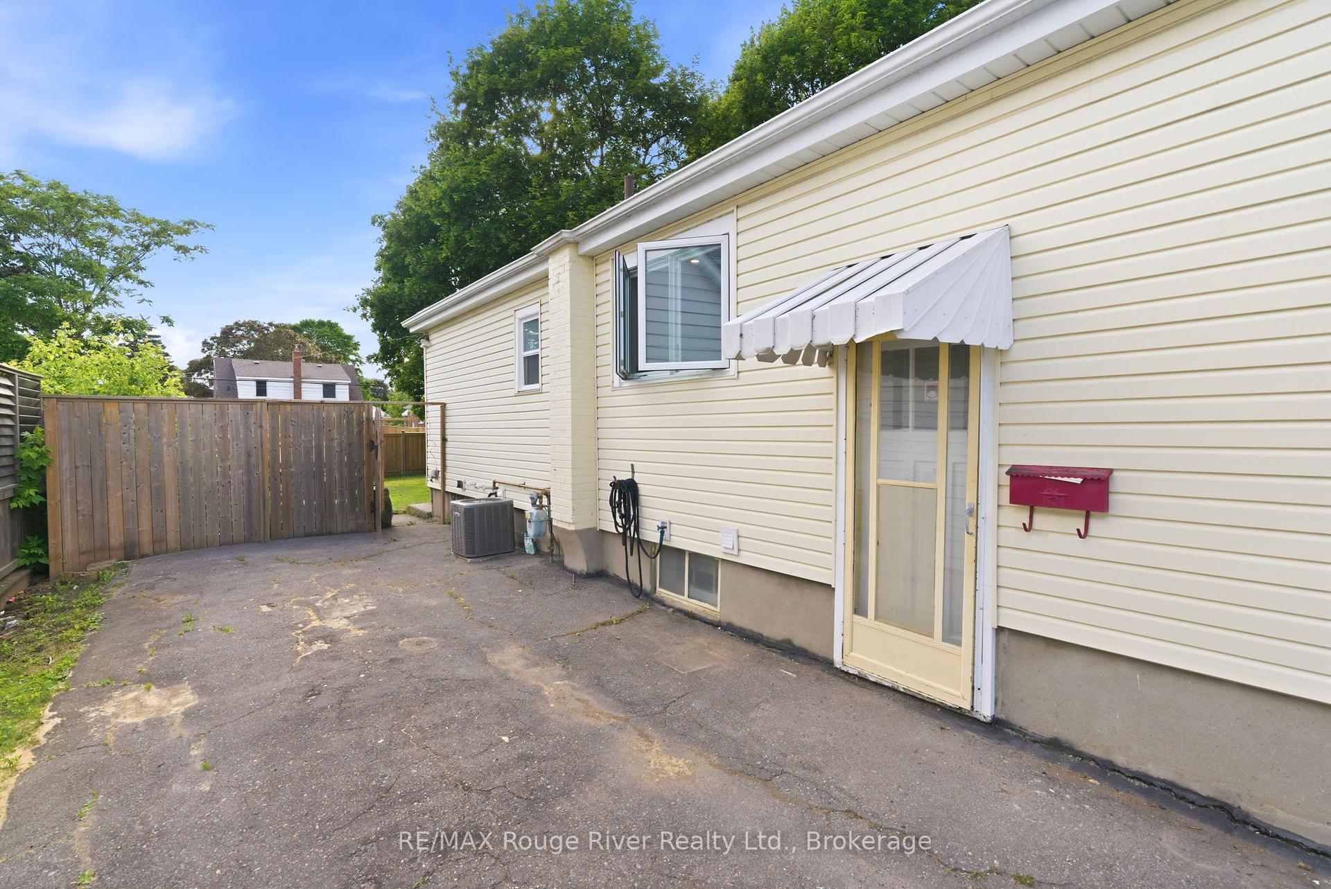 Photo 3 of 152 Wilson Road S, Oshawa, Donevan — HOMEH