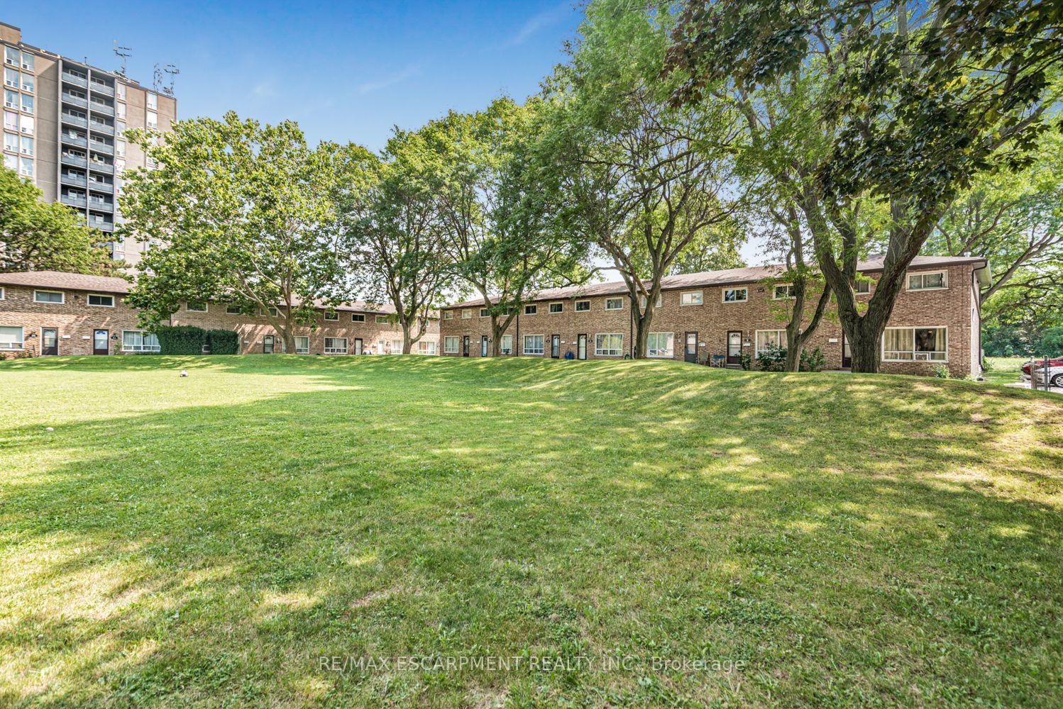 Photo 2 of 28 Riverdale Drive, Hamilton, Riverdale — HOMEH