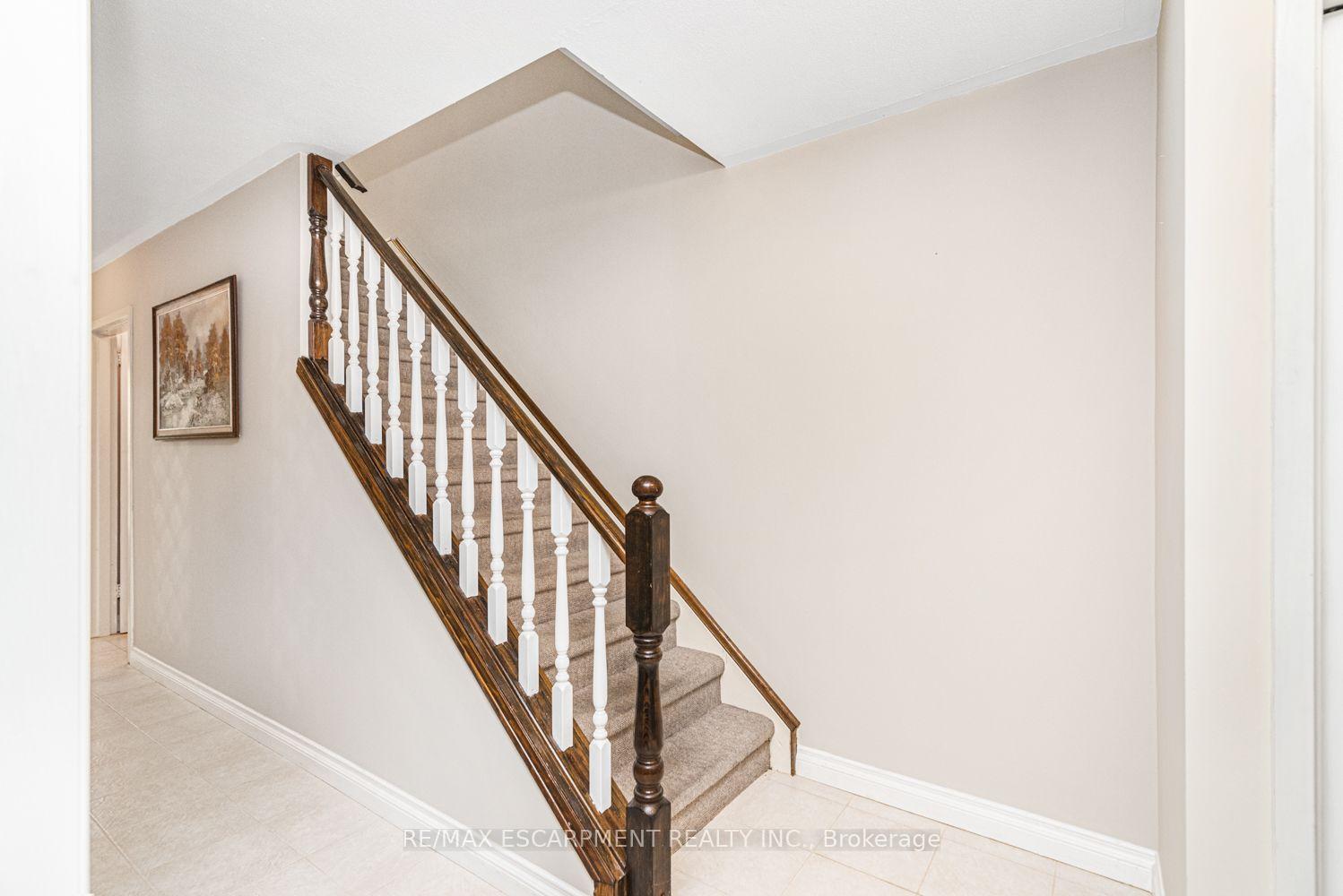 Photo 3 of 28 Riverdale Drive, Hamilton, Riverdale — HOMEH