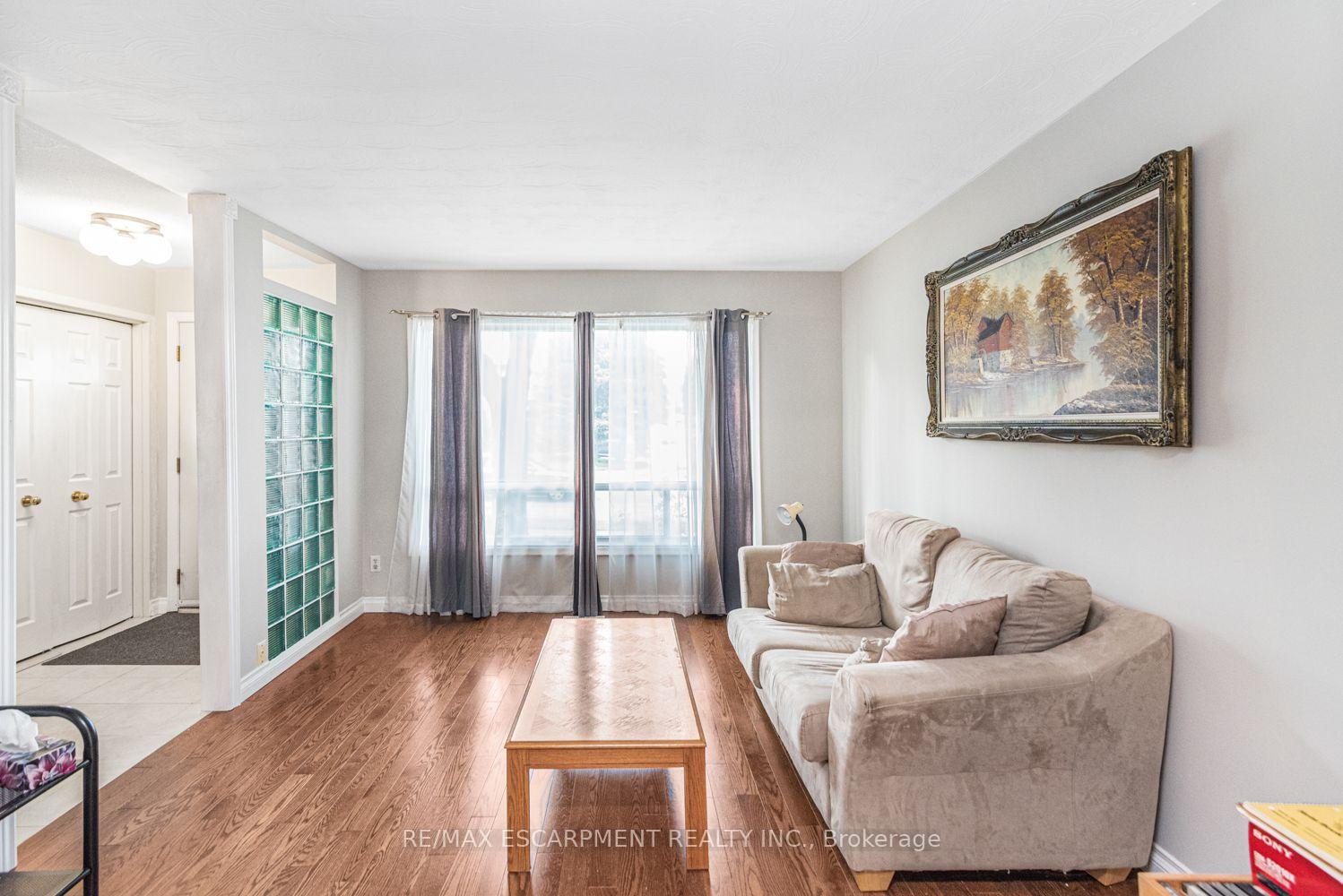 Photo 4 of 28 Riverdale Drive, Hamilton, Riverdale — HOMEH