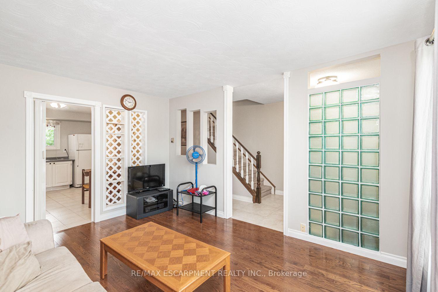 Photo 5 of 28 Riverdale Drive, Hamilton, Riverdale — HOMEH