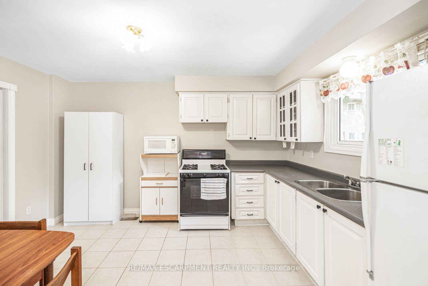Photo 8 of 28 Riverdale Drive, Hamilton, Riverdale — HOMEH
