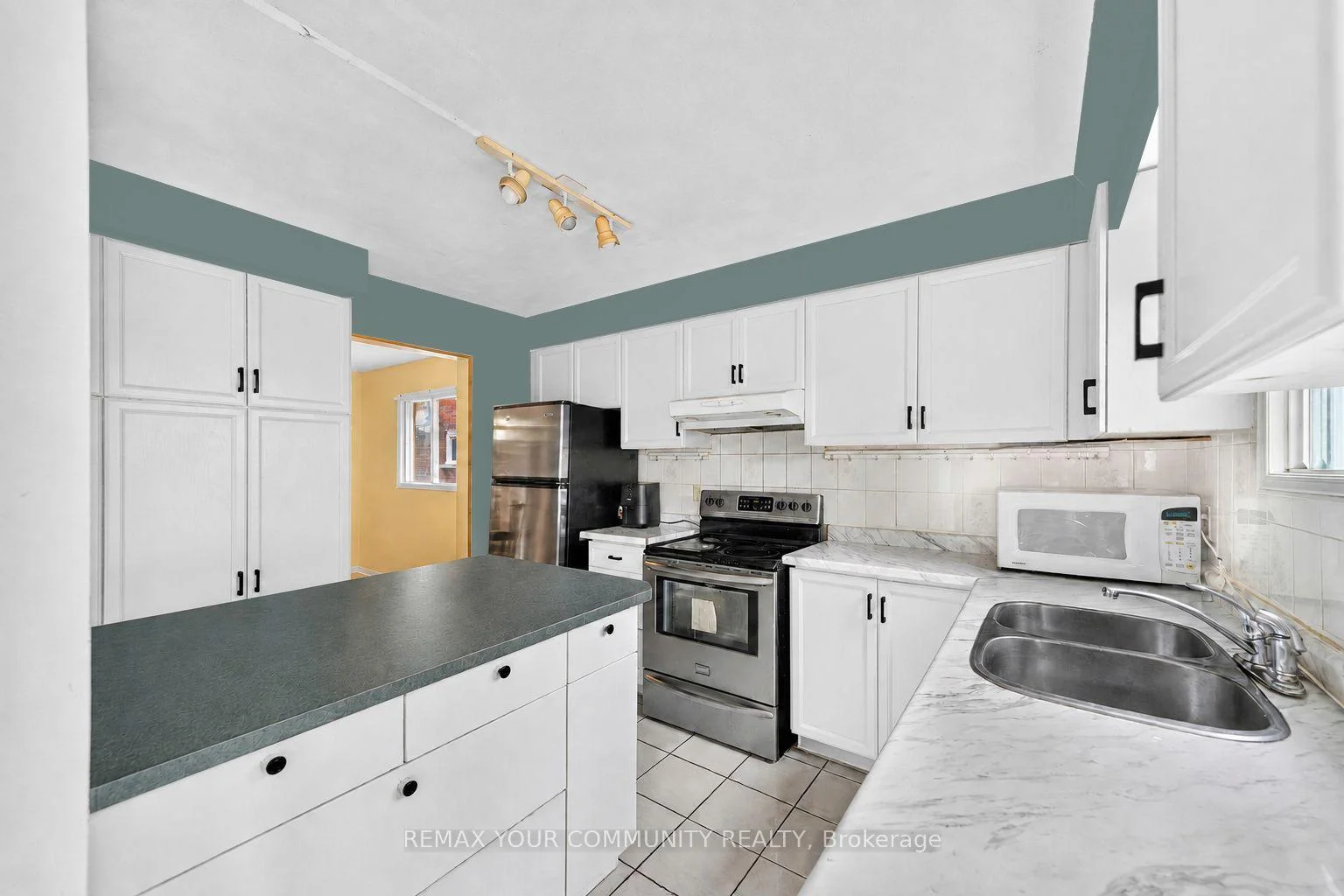 Photo 13 of 74 Richvale Drive, Brampton, Heart Lake East — HOMEH
