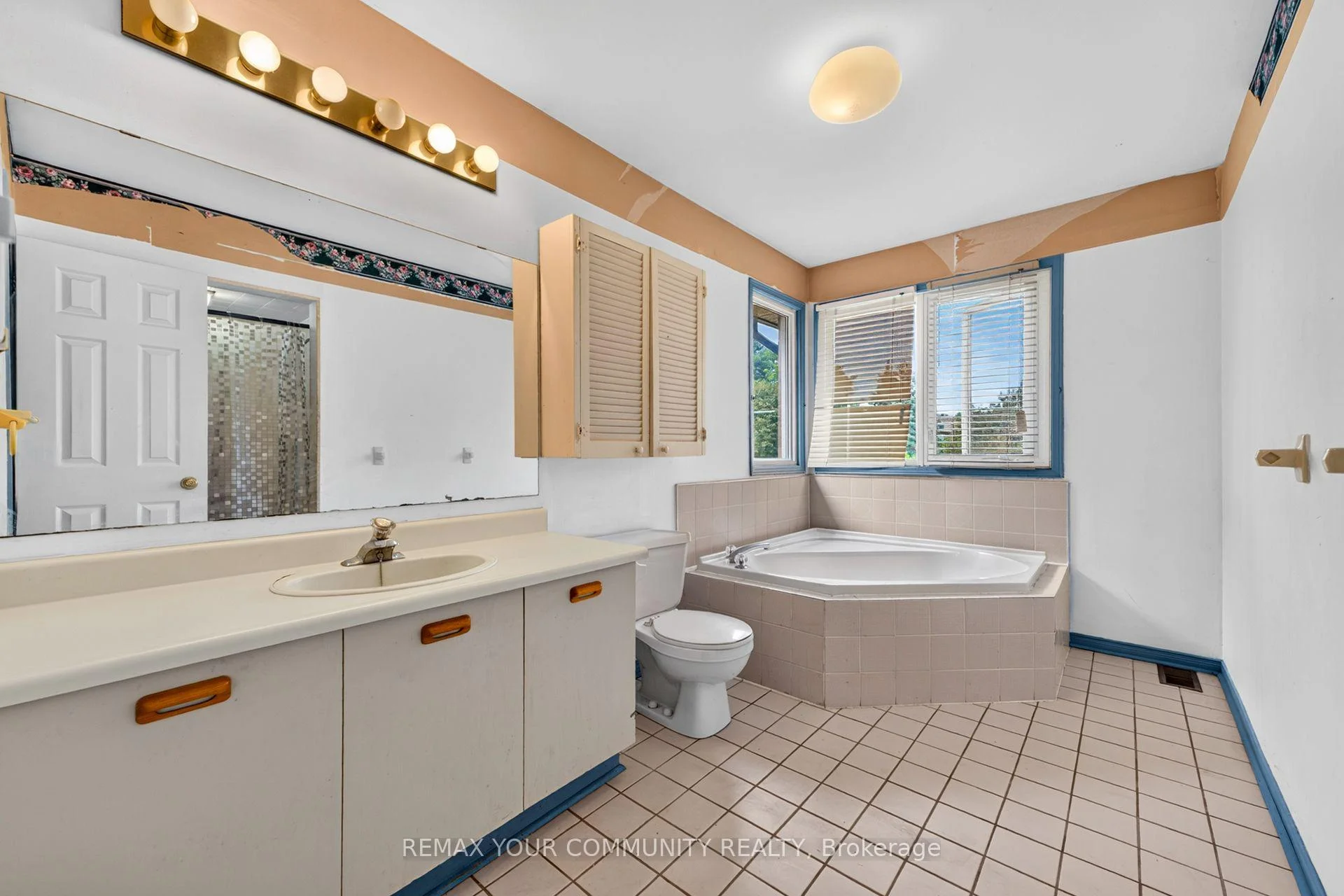 Photo 19 of 74 Richvale Drive, Brampton, Heart Lake East — HOMEH
