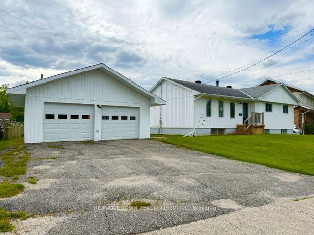 Photo 3 of 4 Niagara Street, Kapuskasing — HOMEH