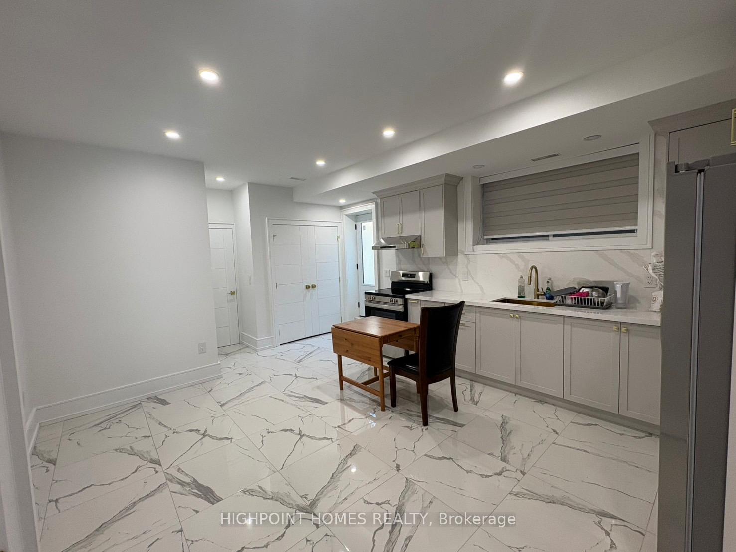 Photo 3 of Unit Lower 1, 4 Lacewood Crescent, North York, Parkwoods-Donalda — HOMEH