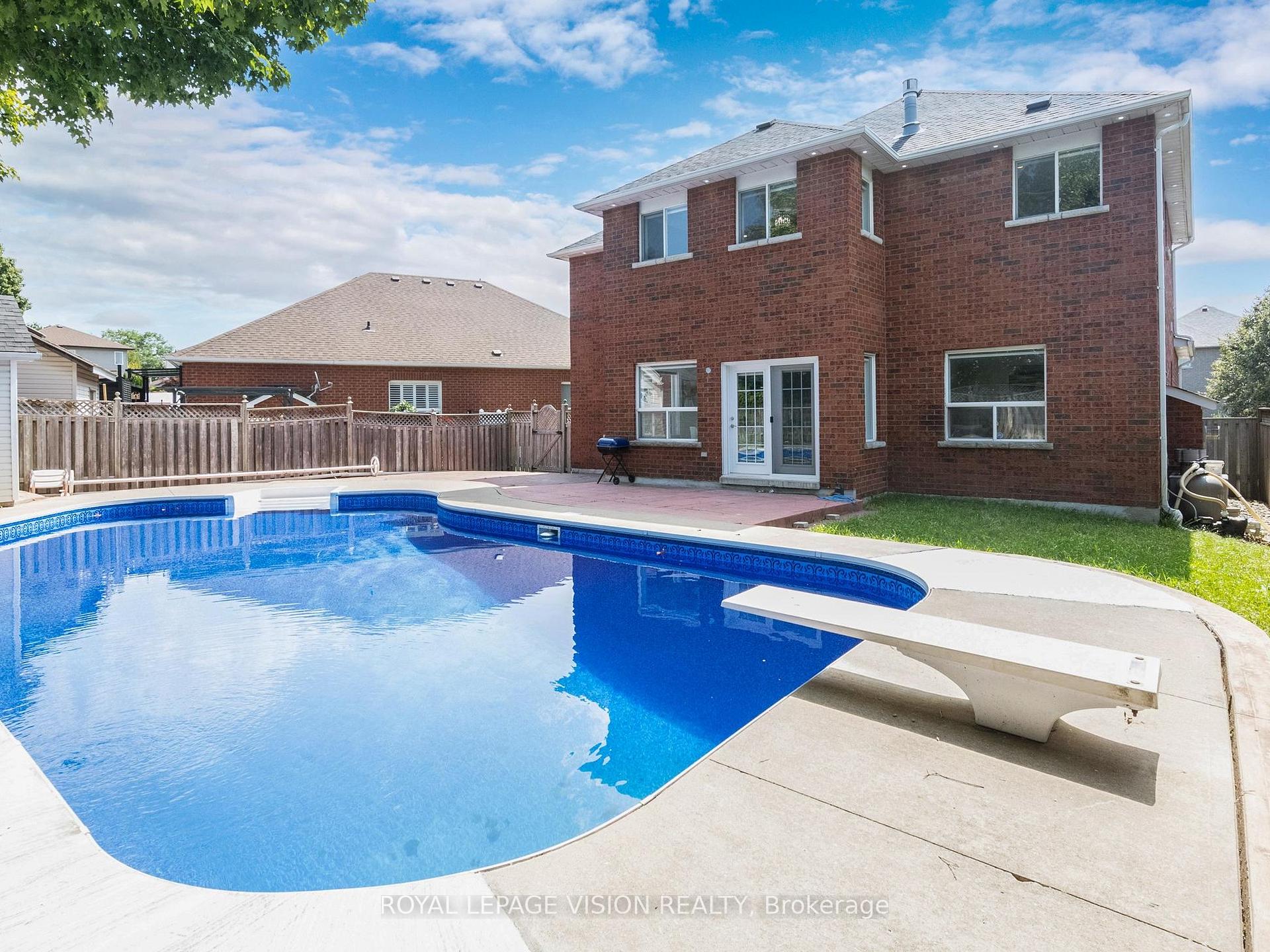 Photo 6 of 43 Mac Carl Crescent, Whitby, Rolling Acres — HOMEH