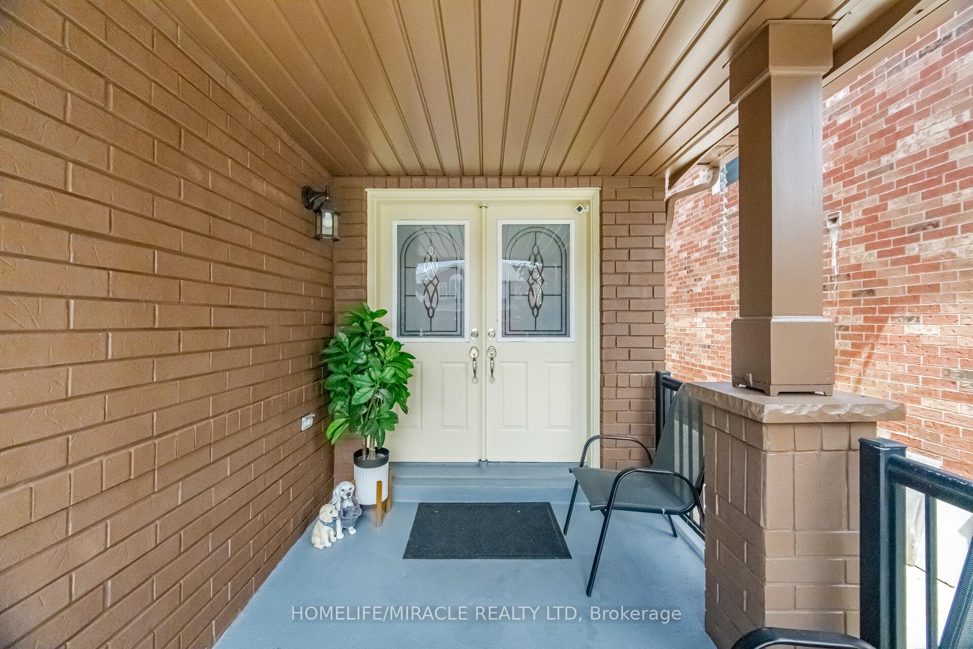 Photo 4 of 16 Capistro Street, Brampton, Fletcher's Meadow — HOMEH