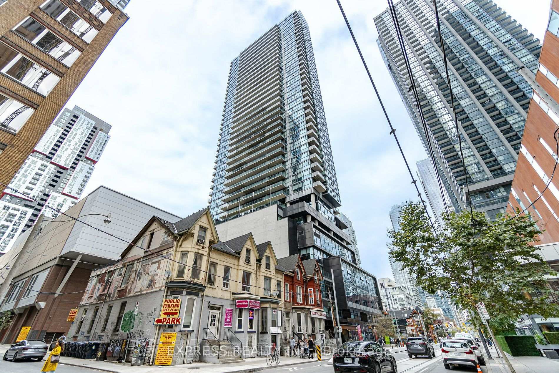 Front of Unit 1008, 290 Adelaide Street W