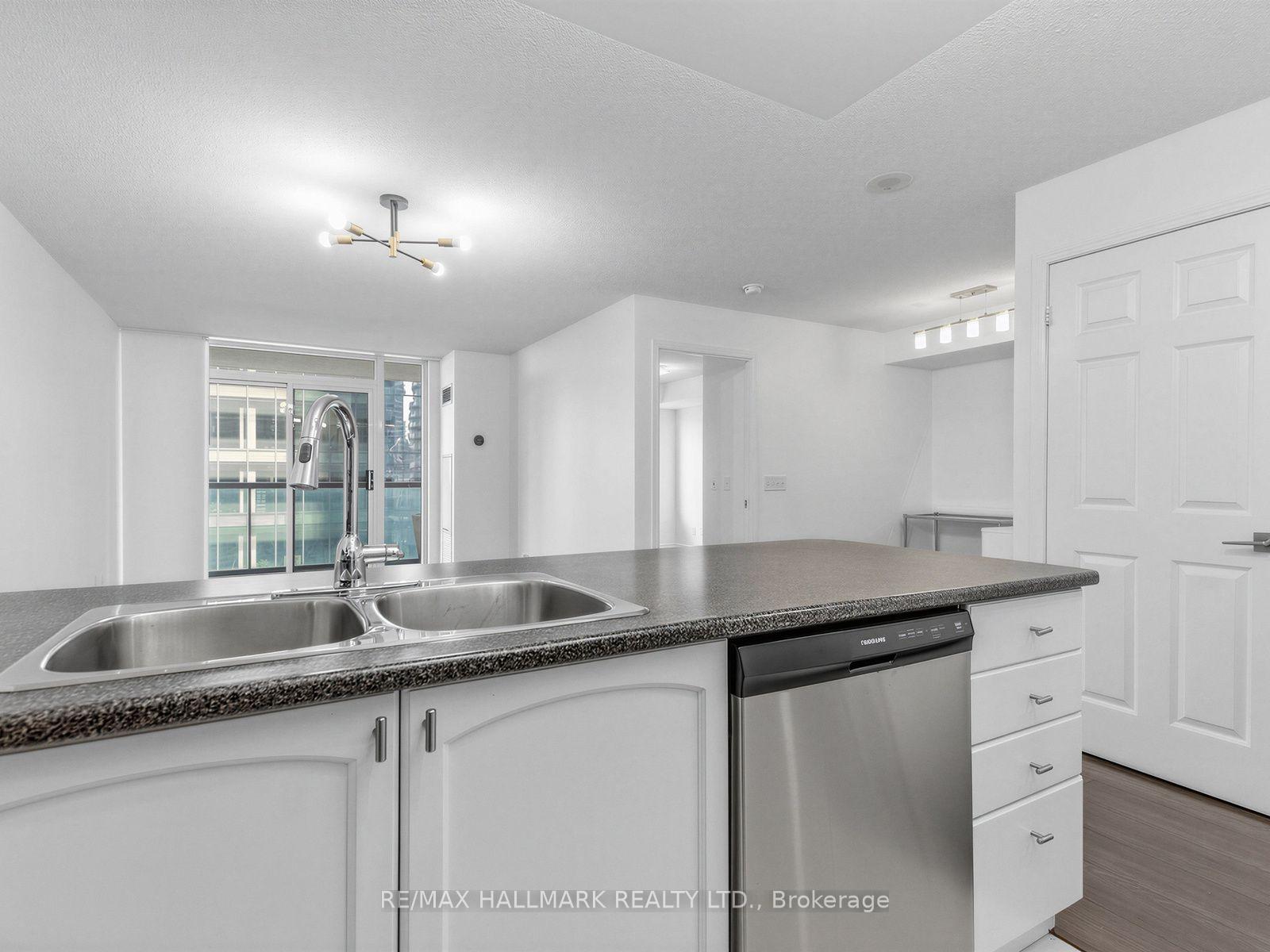 Photo 12 of Unit 805, 30 Grand Trunk Crescent, Toronto, Waterfront Communities — HOMEH