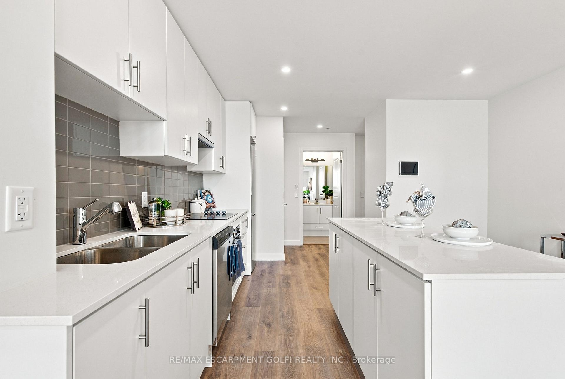Photo 6 of Unit 921, 461 Green Road, Hamilton, Lakeshore — HOMEH
