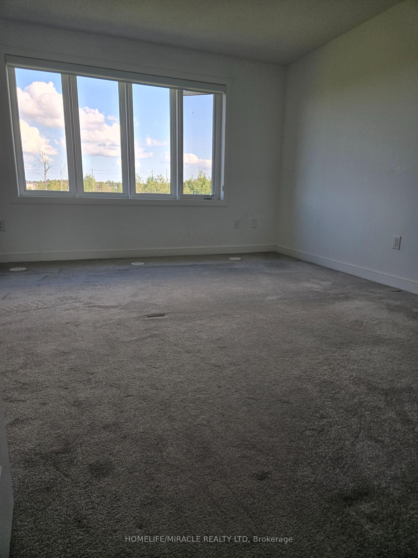 Photo 4 of 52 Blue Forest Crescent, Barrie, Innis-Shore — HOMEH