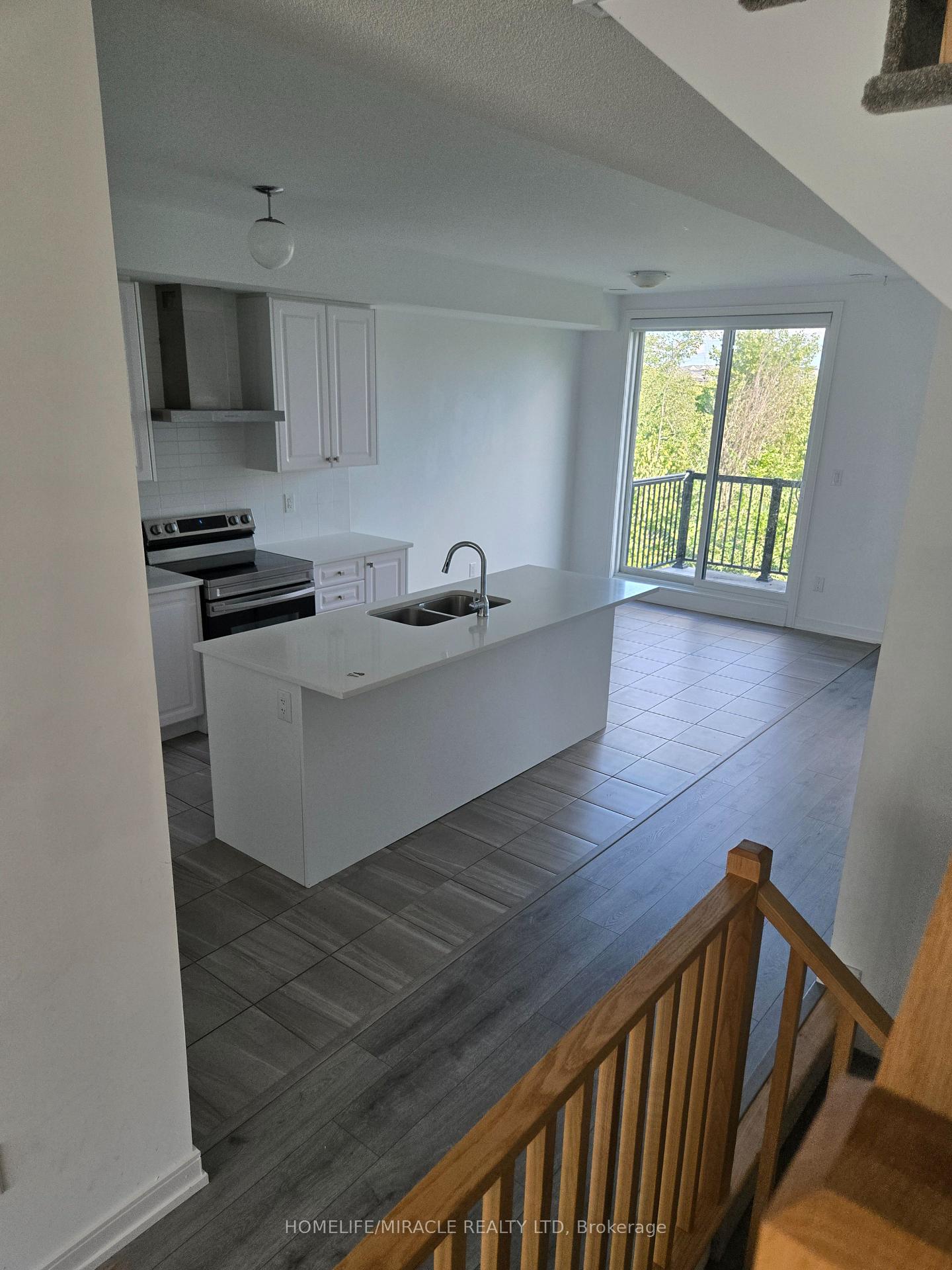 Photo 12 of 52 Blue Forest Crescent, Barrie, Innis-Shore — HOMEH
