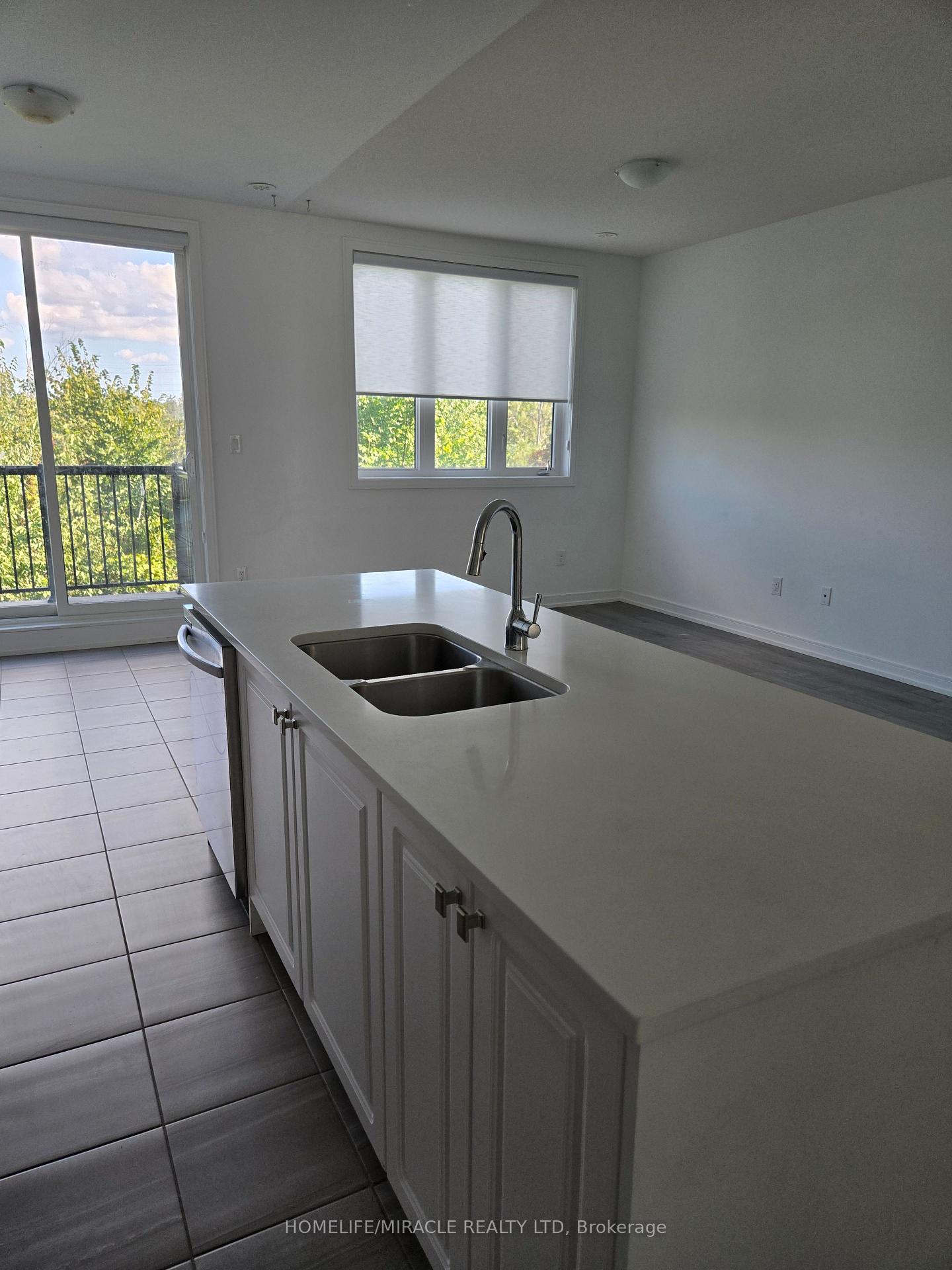 Photo 14 of 52 Blue Forest Crescent, Barrie, Innis-Shore — HOMEH