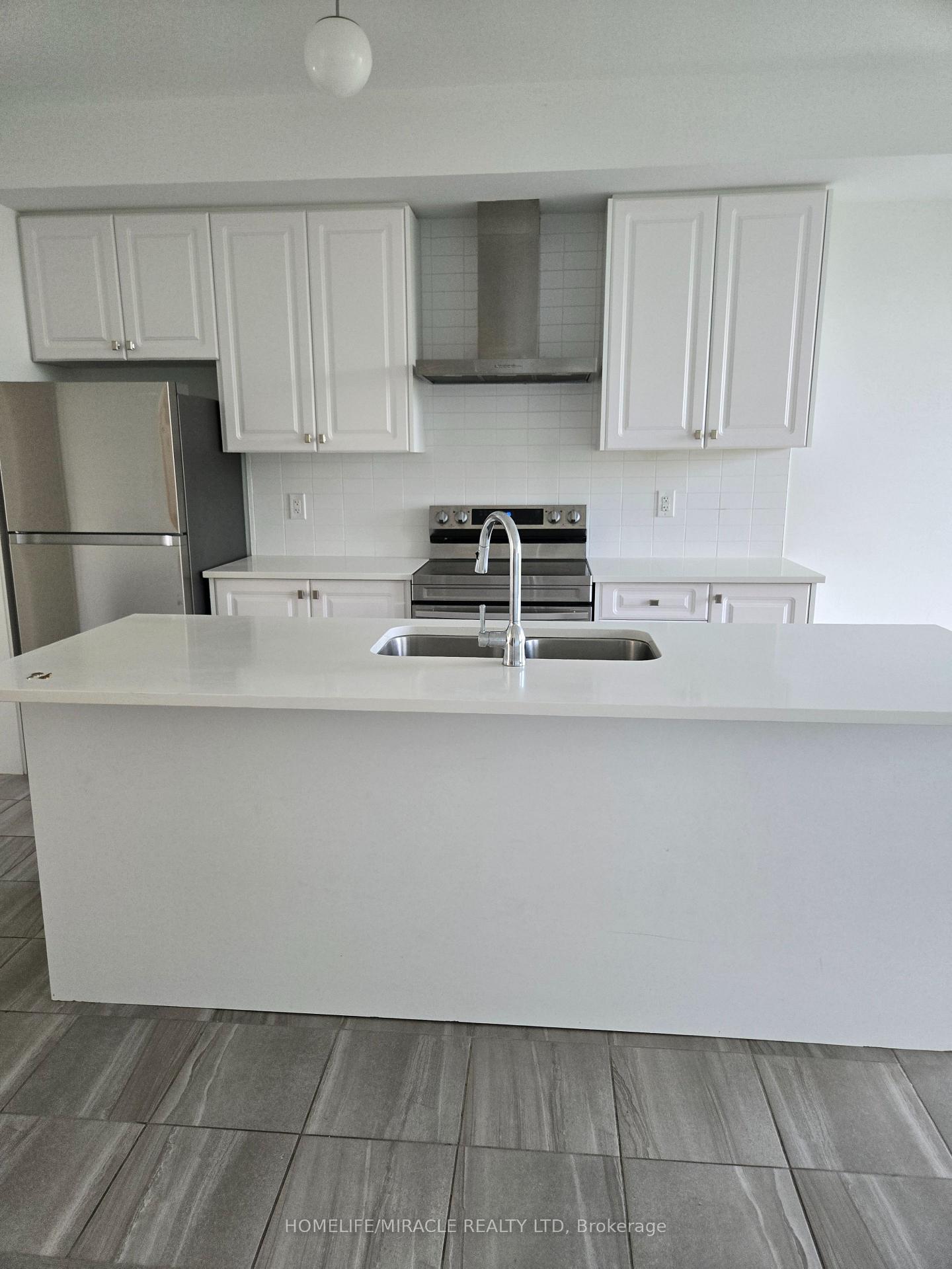 Photo 16 of 52 Blue Forest Crescent, Barrie, Innis-Shore — HOMEH
