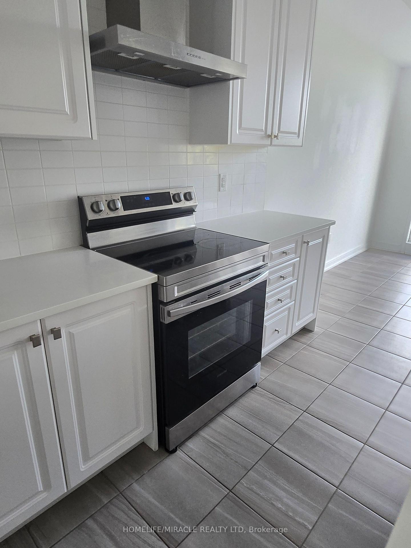 Photo 18 of 52 Blue Forest Crescent, Barrie, Innis-Shore — HOMEH