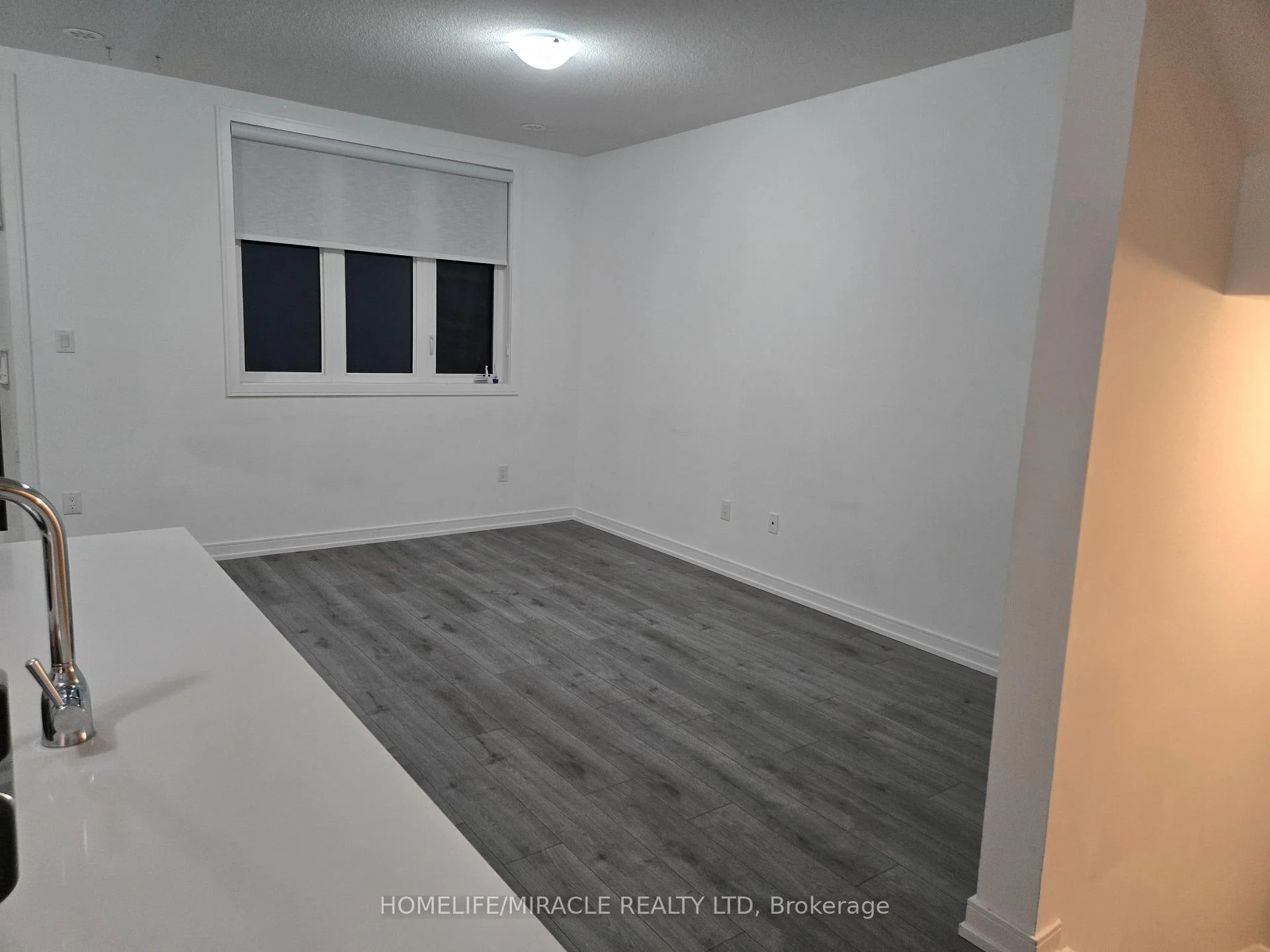 Photo 5 of 52 Blue Forest Crescent, Barrie, Innis-Shore — HOMEH