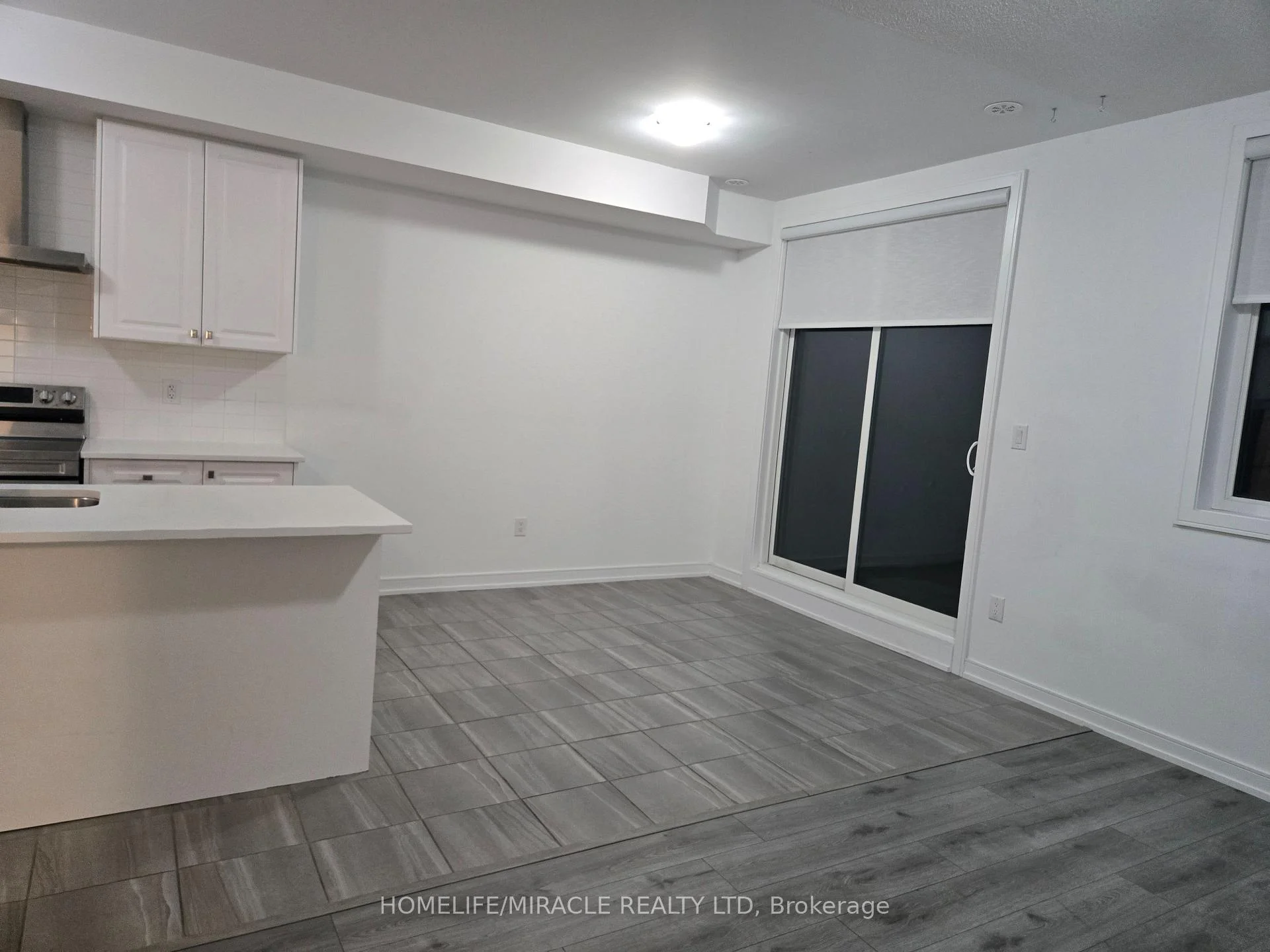 Photo 7 of 52 Blue Forest Crescent, Barrie, Innis-Shore — HOMEH