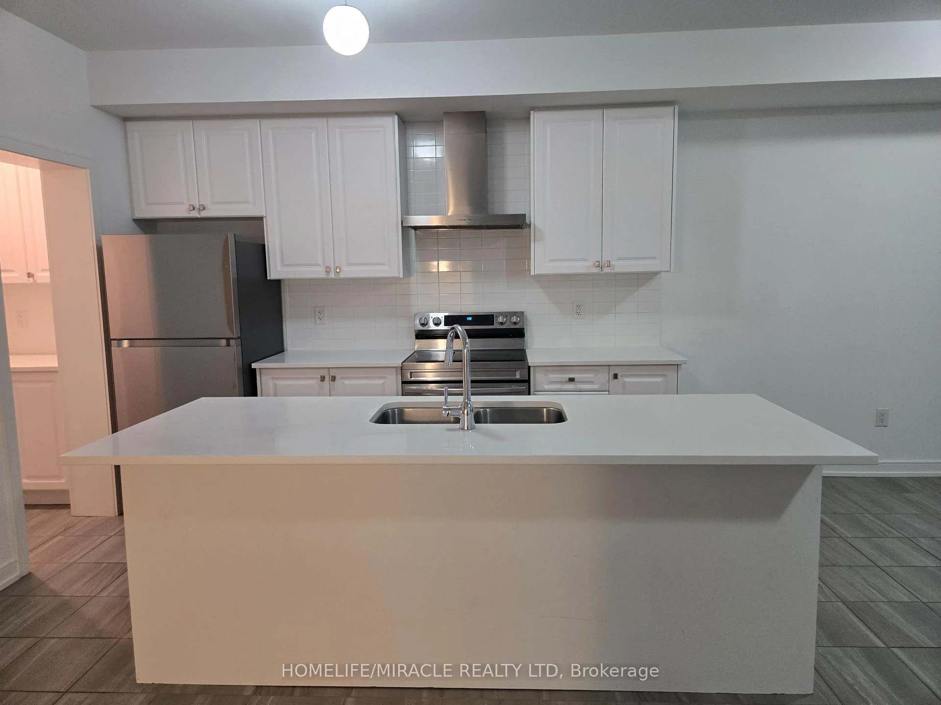 Photo 9 of 52 Blue Forest Crescent, Barrie, Innis-Shore — HOMEH