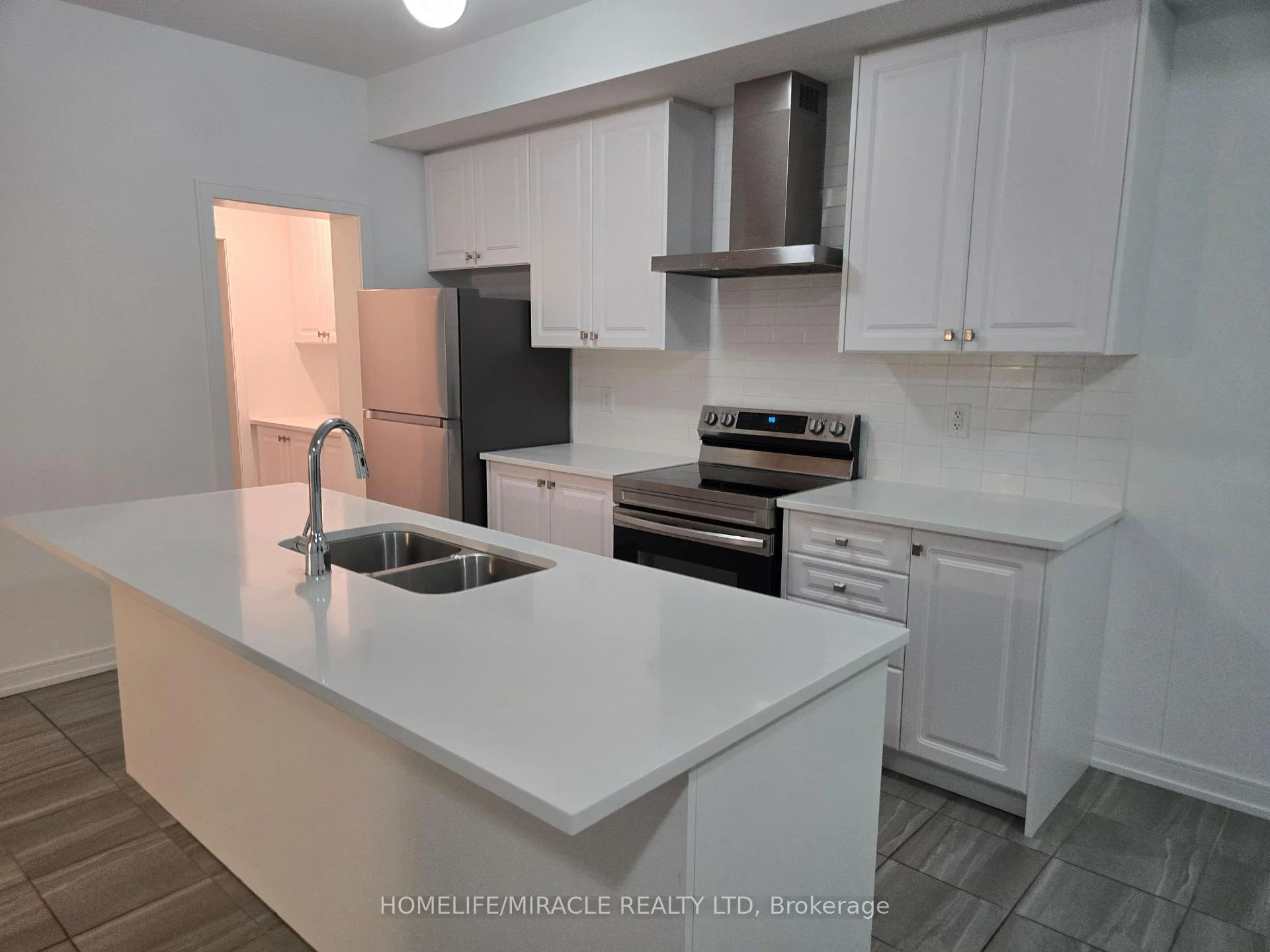 Photo 11 of 52 Blue Forest Crescent, Barrie, Innis-Shore — HOMEH