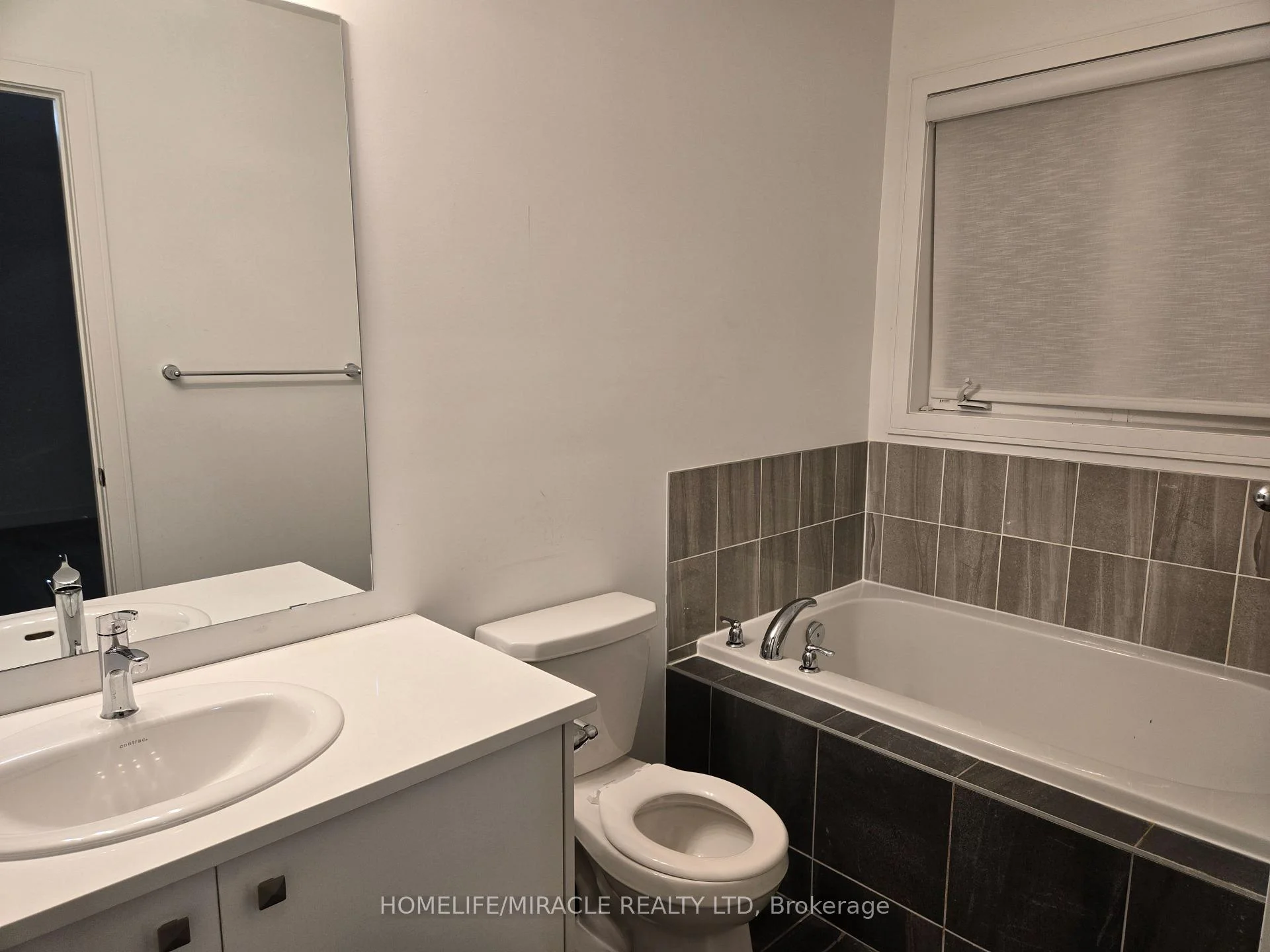 Photo 22 of 52 Blue Forest Crescent, Barrie, Innis-Shore — HOMEH