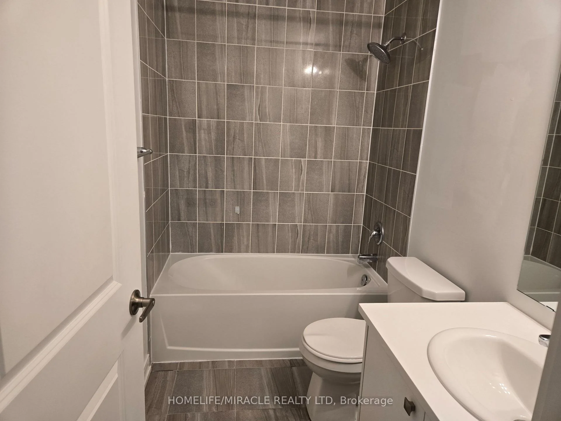Photo 23 of 52 Blue Forest Crescent, Barrie, Innis-Shore — HOMEH