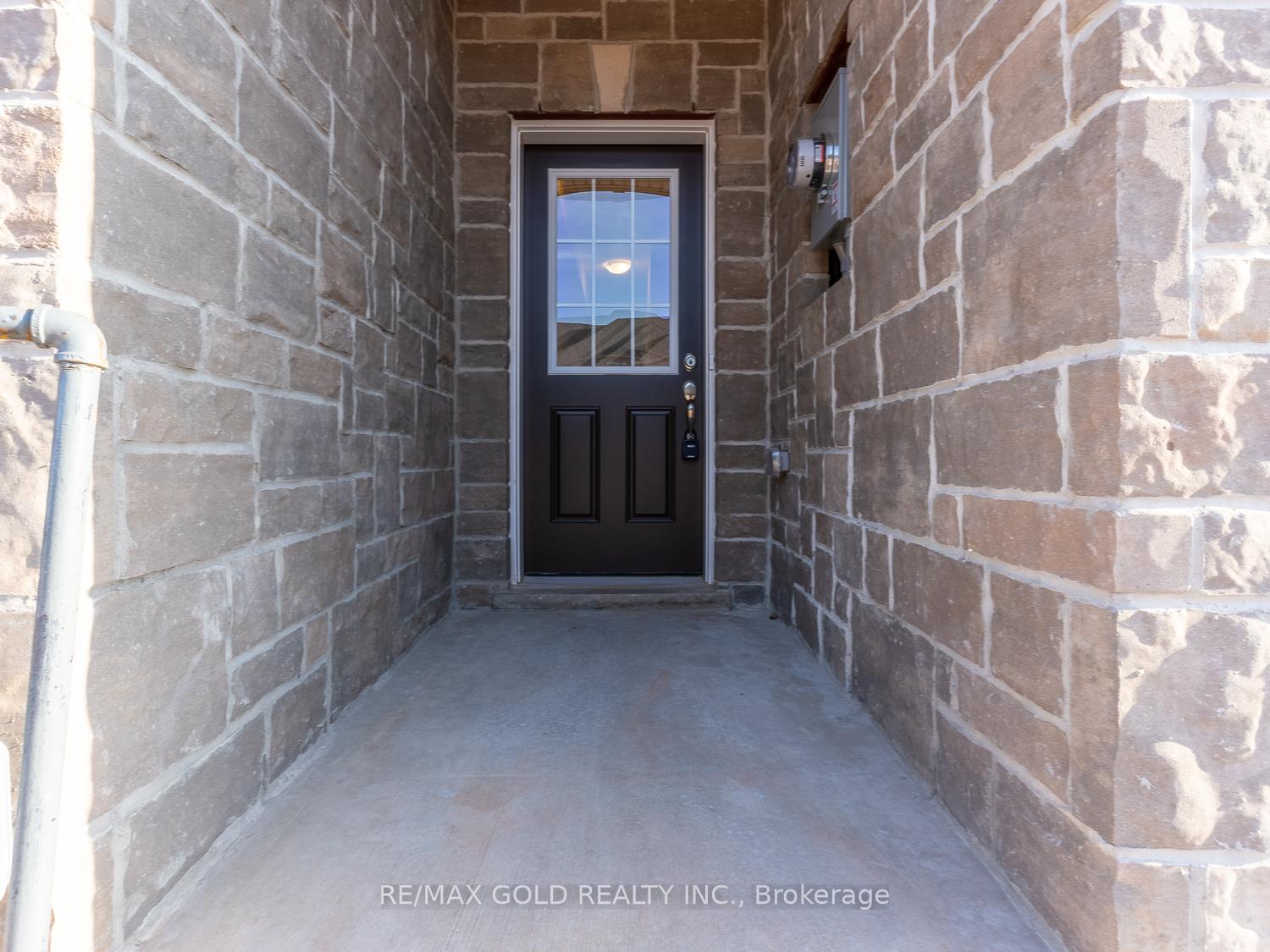 Photo 3 of 93 Pinot Crescent, Hamilton, Stoney Creek — HOMEH