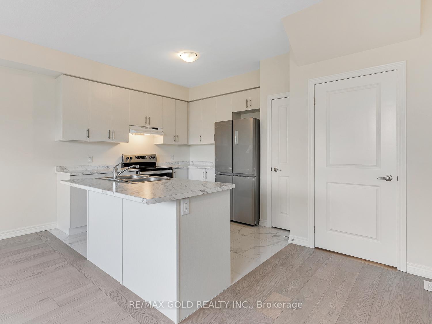 Photo 8 of 93 Pinot Crescent, Hamilton, Stoney Creek — HOMEH