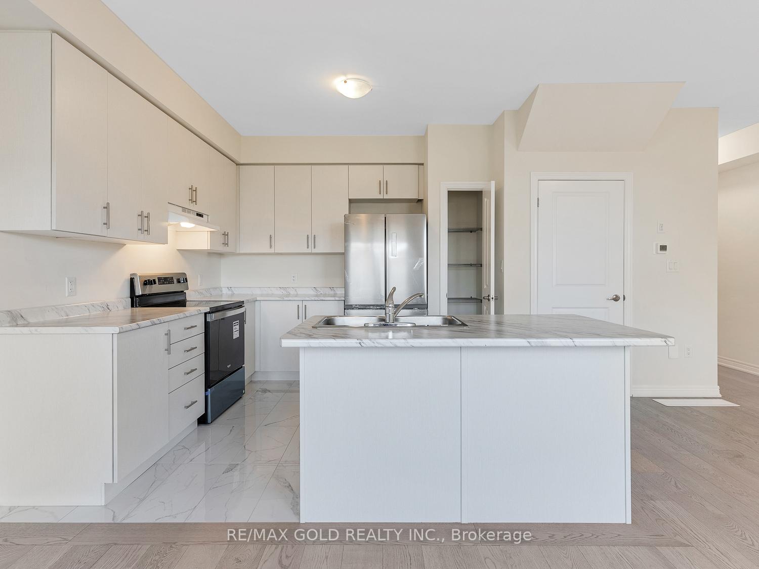 Photo 9 of 93 Pinot Crescent, Hamilton, Stoney Creek — HOMEH