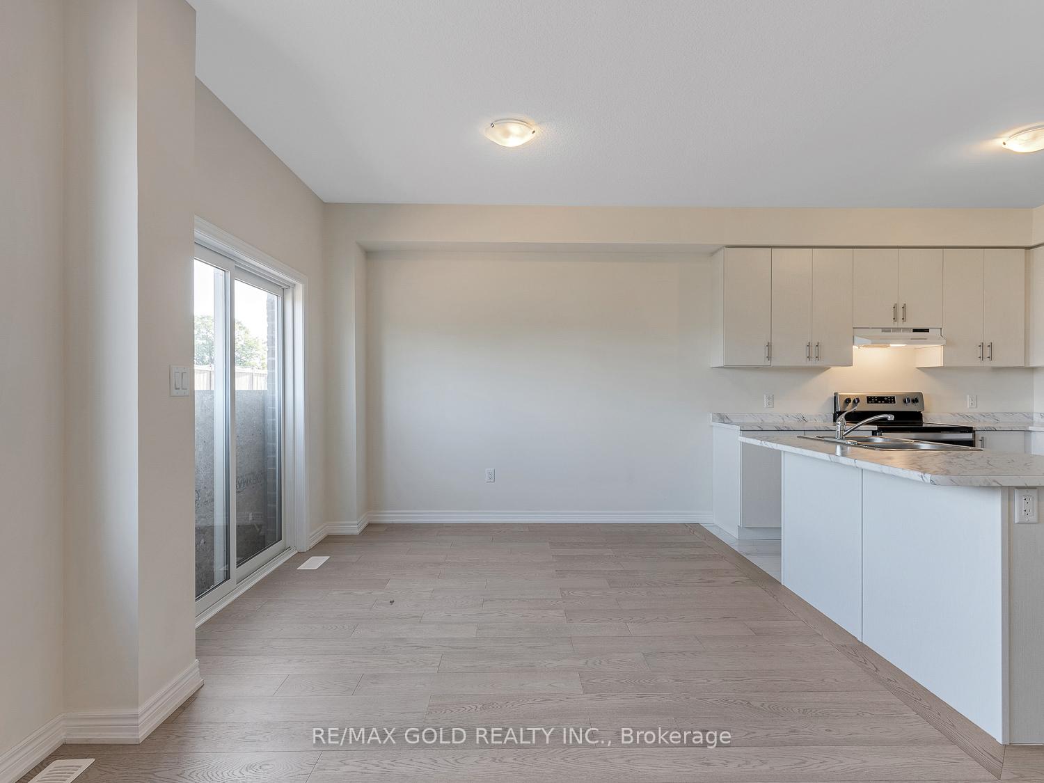 Photo 11 of 93 Pinot Crescent, Hamilton, Stoney Creek — HOMEH