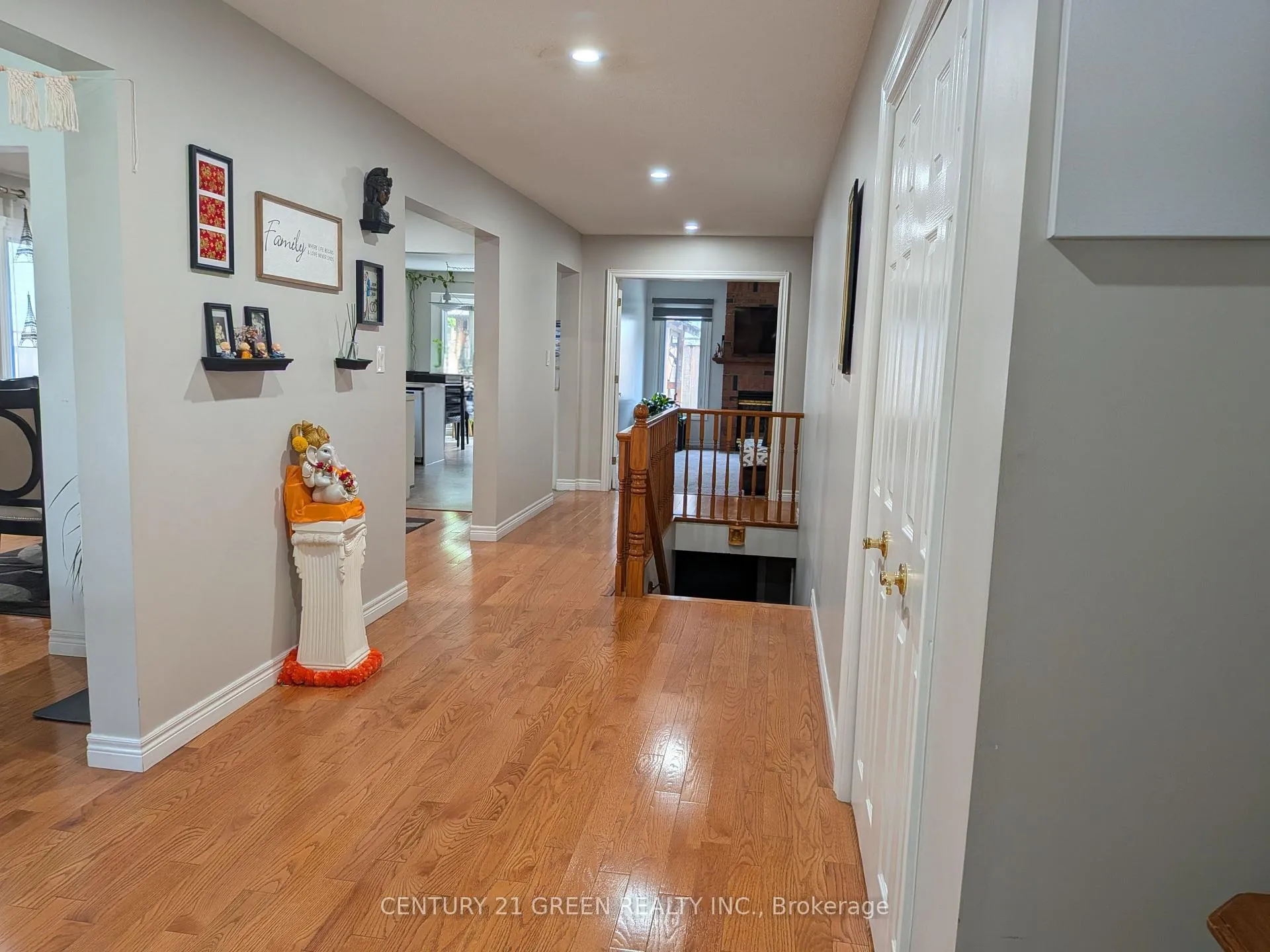 Photo 2 of Unit Upper, 45 Caswell Drive, Hamilton, Gurnett — HOMEH